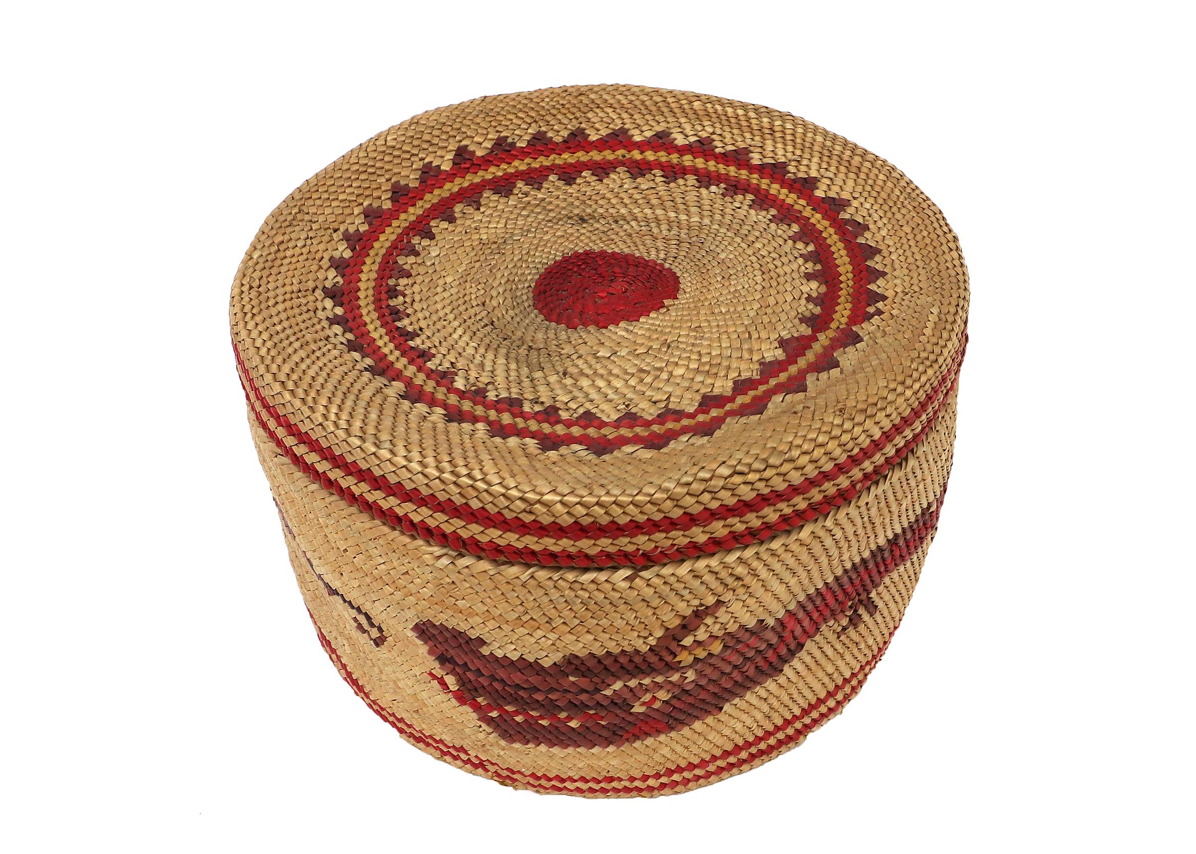 Cesta con tapa 1900 Nootka Costa Noroeste, motivo lobo de mar, diseño tejido rojo en venta 2