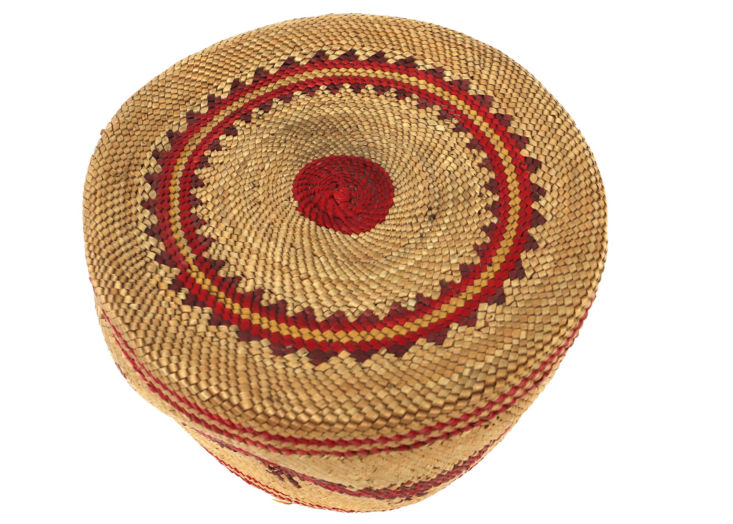 Cesta con tapa 1900 Nootka Costa Noroeste, motivo lobo de mar, diseño tejido rojo nativo estadounidense en venta
