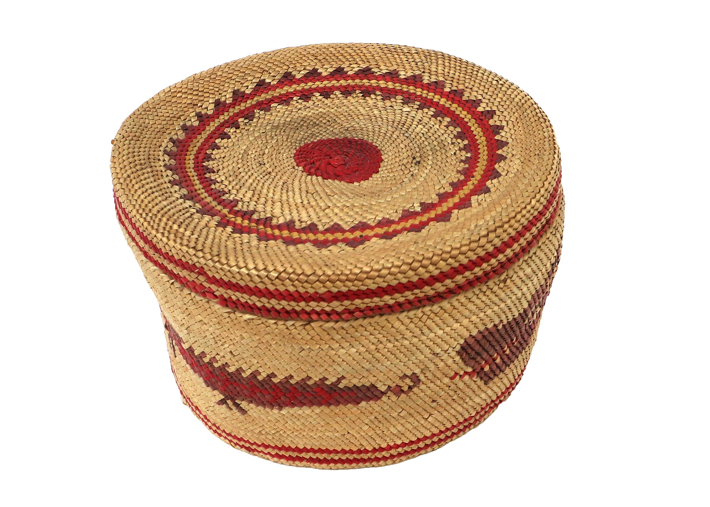Cesta con tapa 1900 Nootka Costa Noroeste, motivo lobo de mar, diseño tejido rojo en venta 1