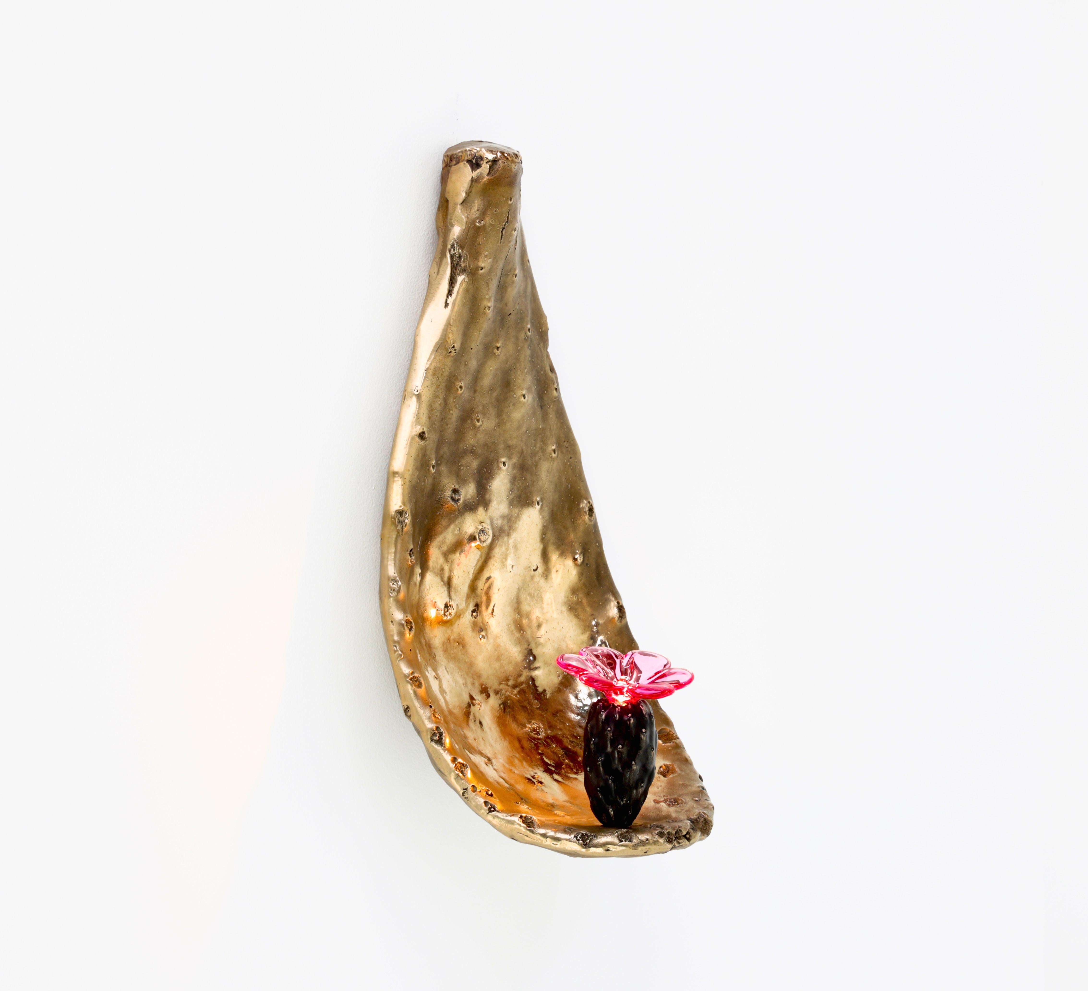 The Nopal sconce is cast bronze and individually detailed, making them one of a kind.
The body is raw bronze and the inner palm is high polished to reflect light, the fruit is patinated and topped with a pink glass flower.
2700K LED bulb with LED