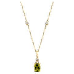 Nora Pendentif en or jaune 10 carats avec péridot taillé en coussin