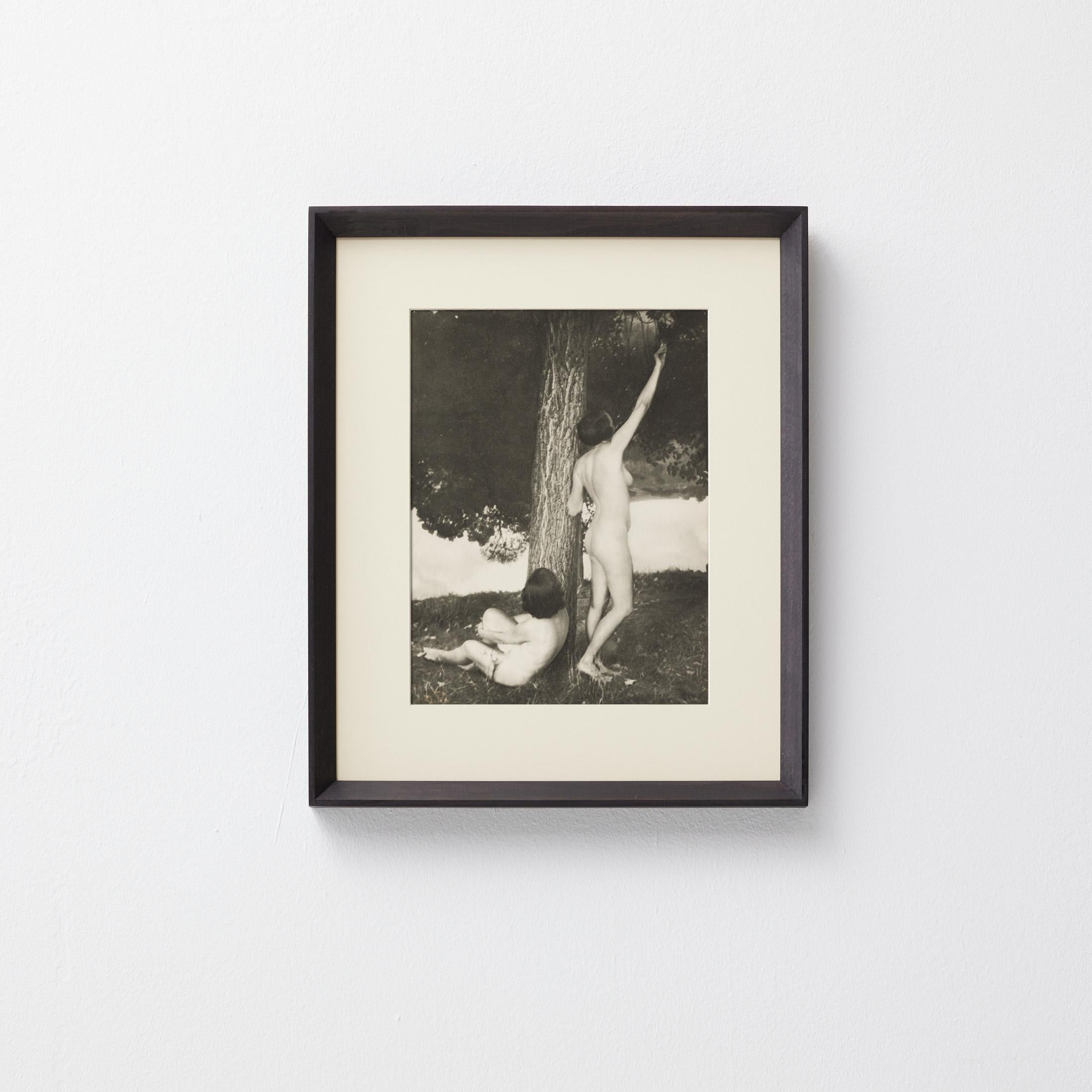 Héliogravure originale de la première édition de Verve (Vol. 1, No. 1, 1937), la légendaire revue d'art parisienne fondée par Tériade. Cette photographie de Nora Dumas, l'une des voix les plus poétiques de la photographie humaniste française,