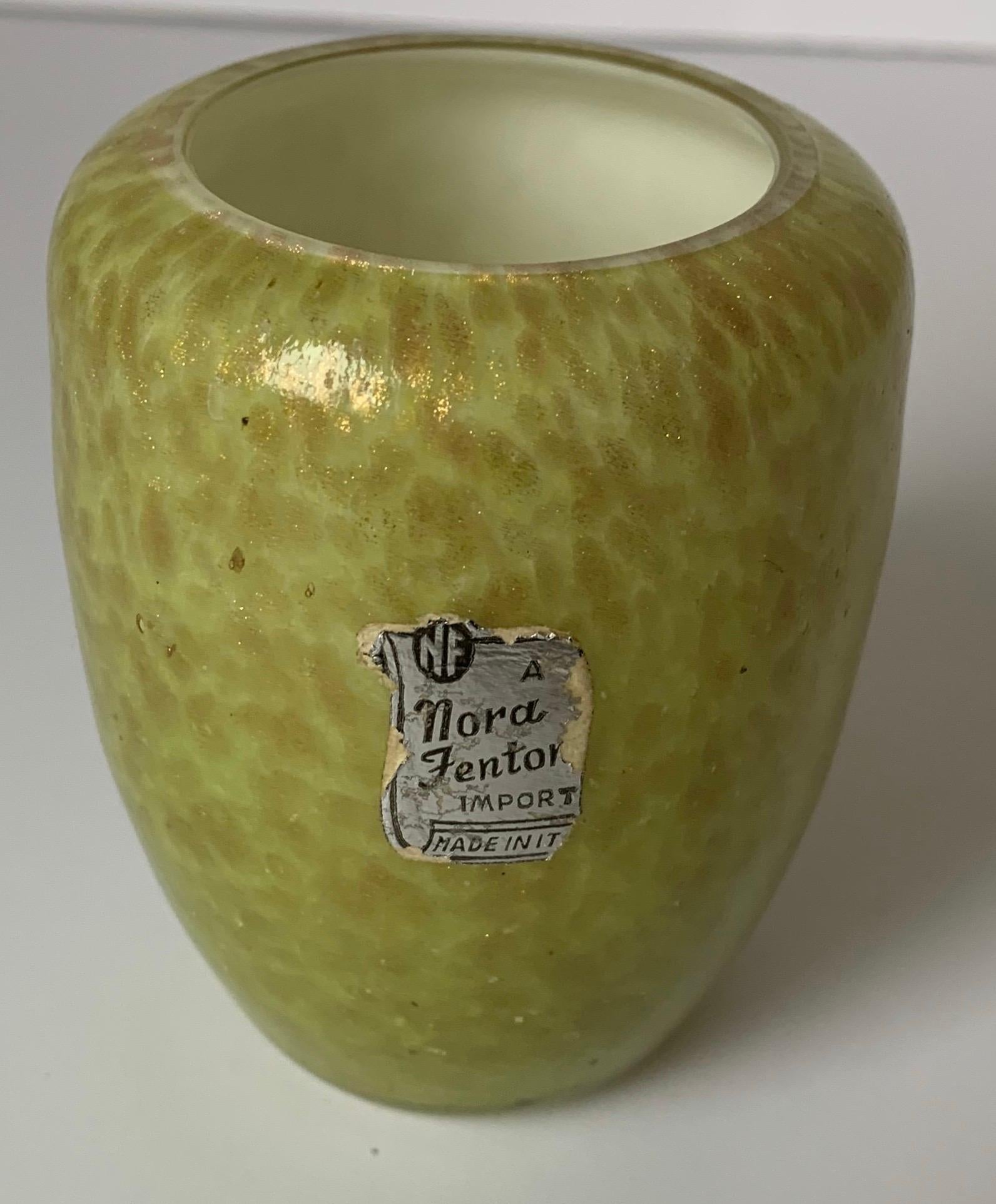 Vase à boutons en verre soufflé italien de Murano importé par Nora Fenton. Verre soufflé vert clair avec des mouchetures dorées. Le vase conserve son étiquette d'origine.