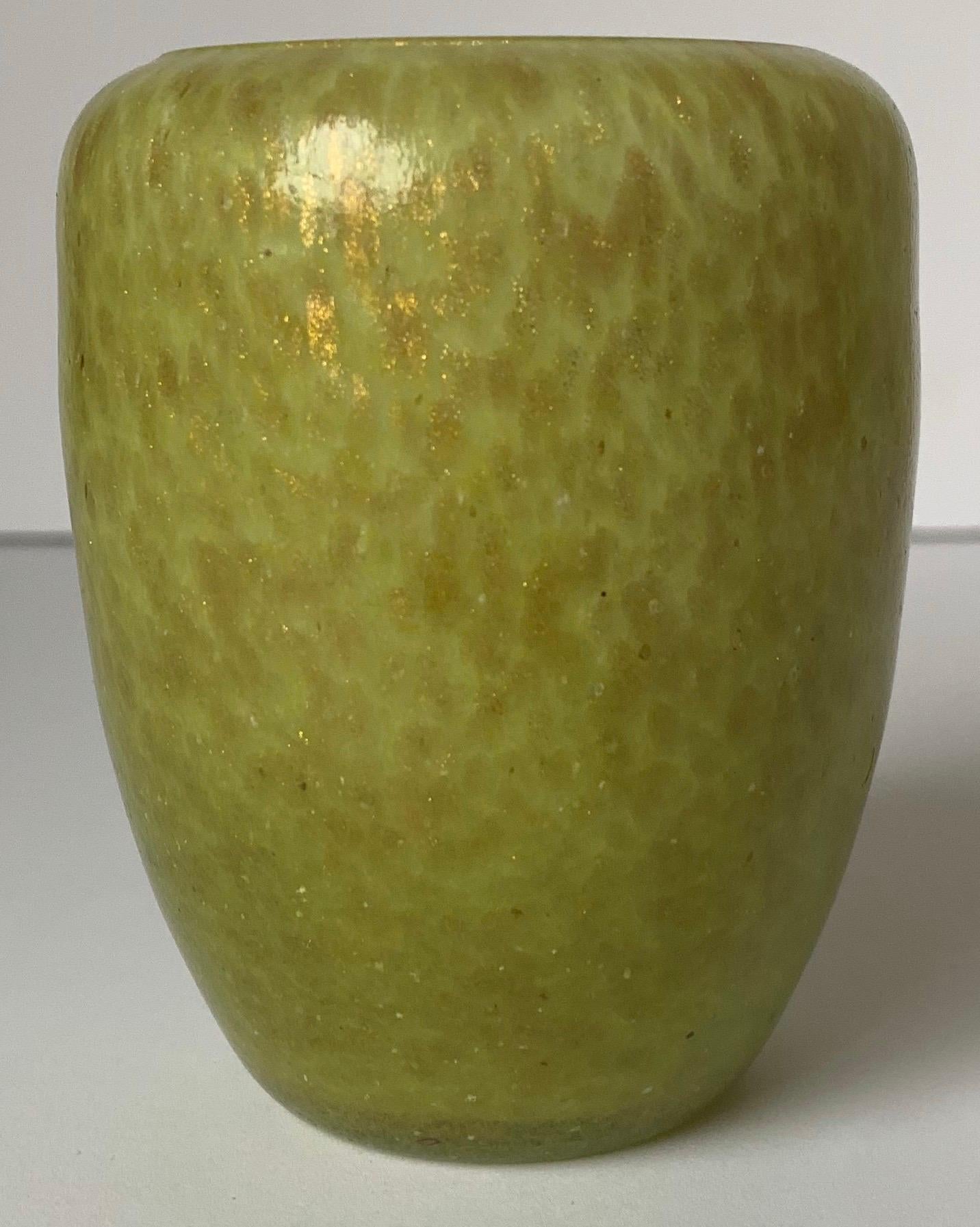 Hollywood Regency Vase italien en verre soufflé vert Fenton de Murano en vente