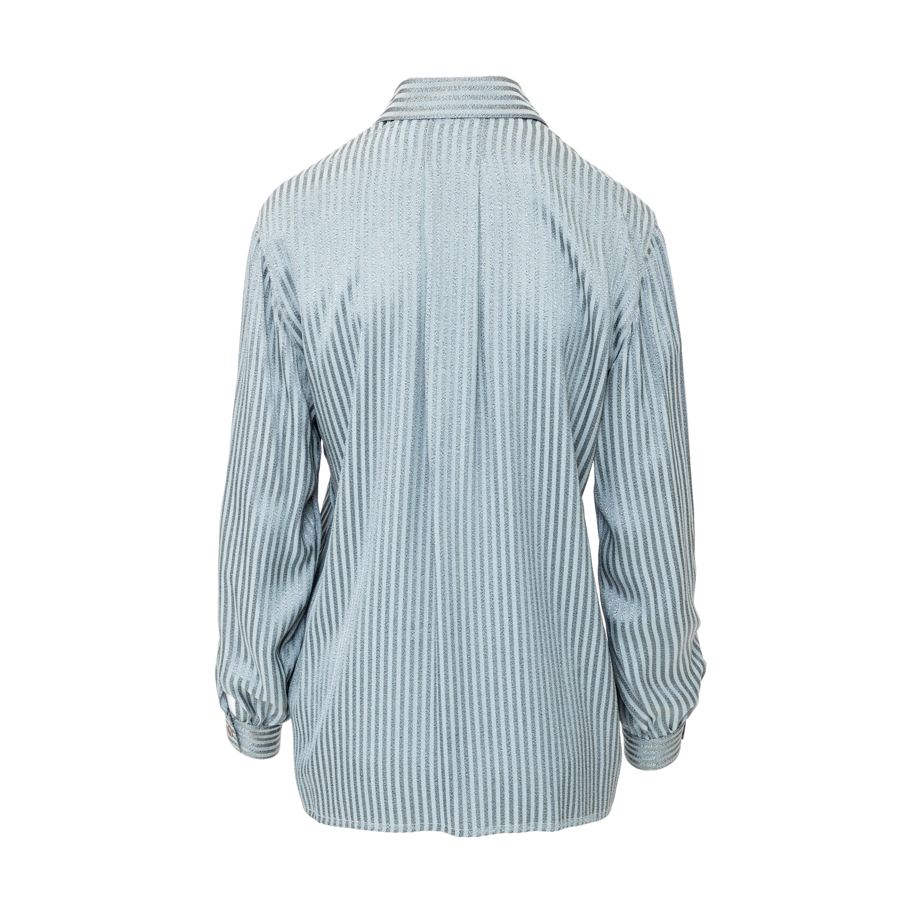 Made of luxurious silk in a light grey color with a stripe pattern, this Nora Grandi shirt features a hidden front button closure and two chest pockets. The classic cuff sleeves add a touch of sophistication. Soft and comfortable for all-day wear.
