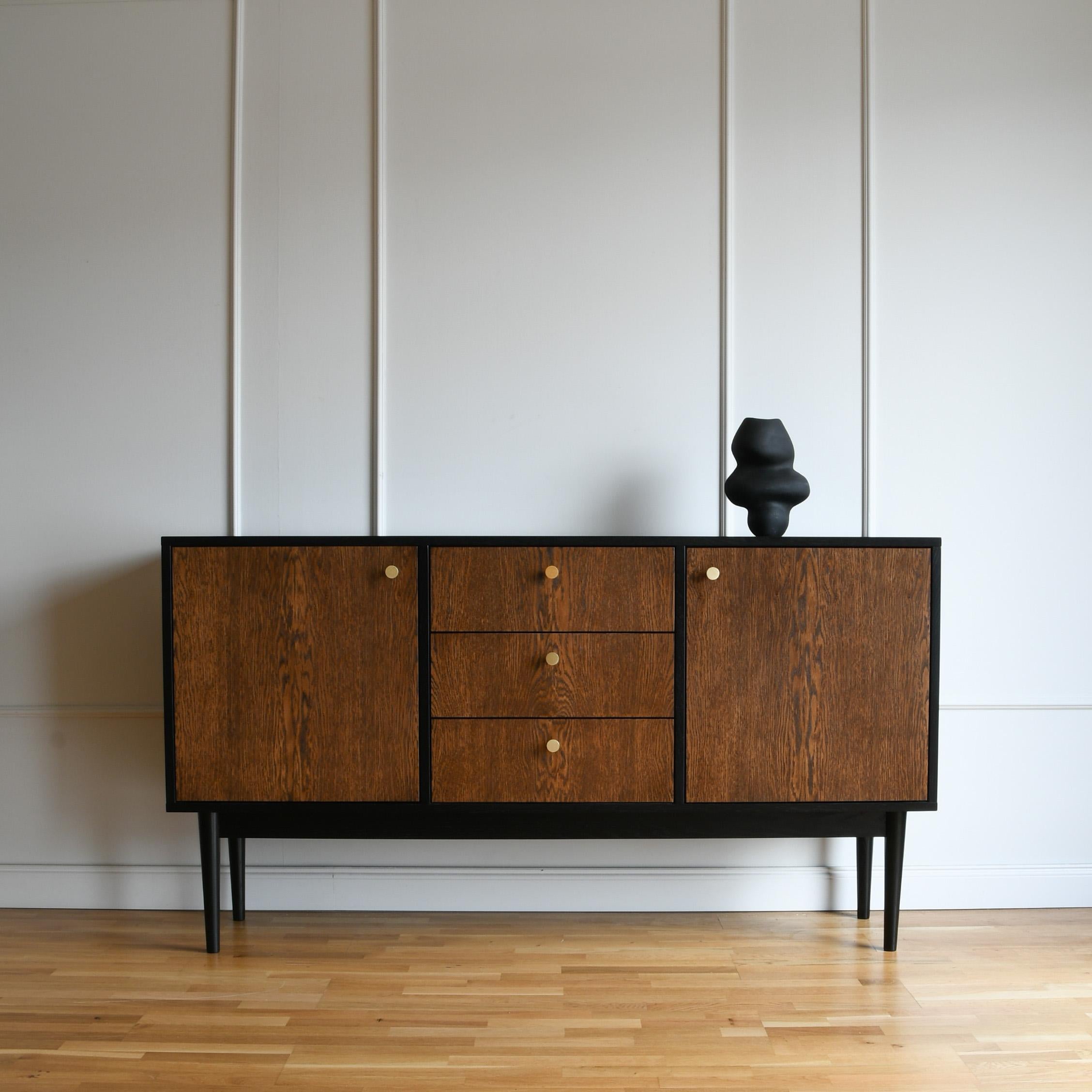 Nora Medium Sideboard von Pastform
Abmessungen: T 40 x B 160 x H 85 cm.
MATERIALIEN: Gebeiztes und lackiertes Holz.

Erhältlich in drei verschiedenen Größen: 140/160/180 cm. Bitte kontaktieren Sie uns.

Drei Schubladen und zwei Nischen mit einem