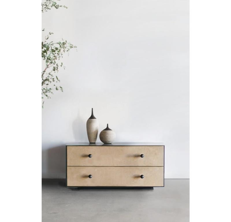 Norah-Nachttisch von Croft House (Handgefertigt) im Angebot