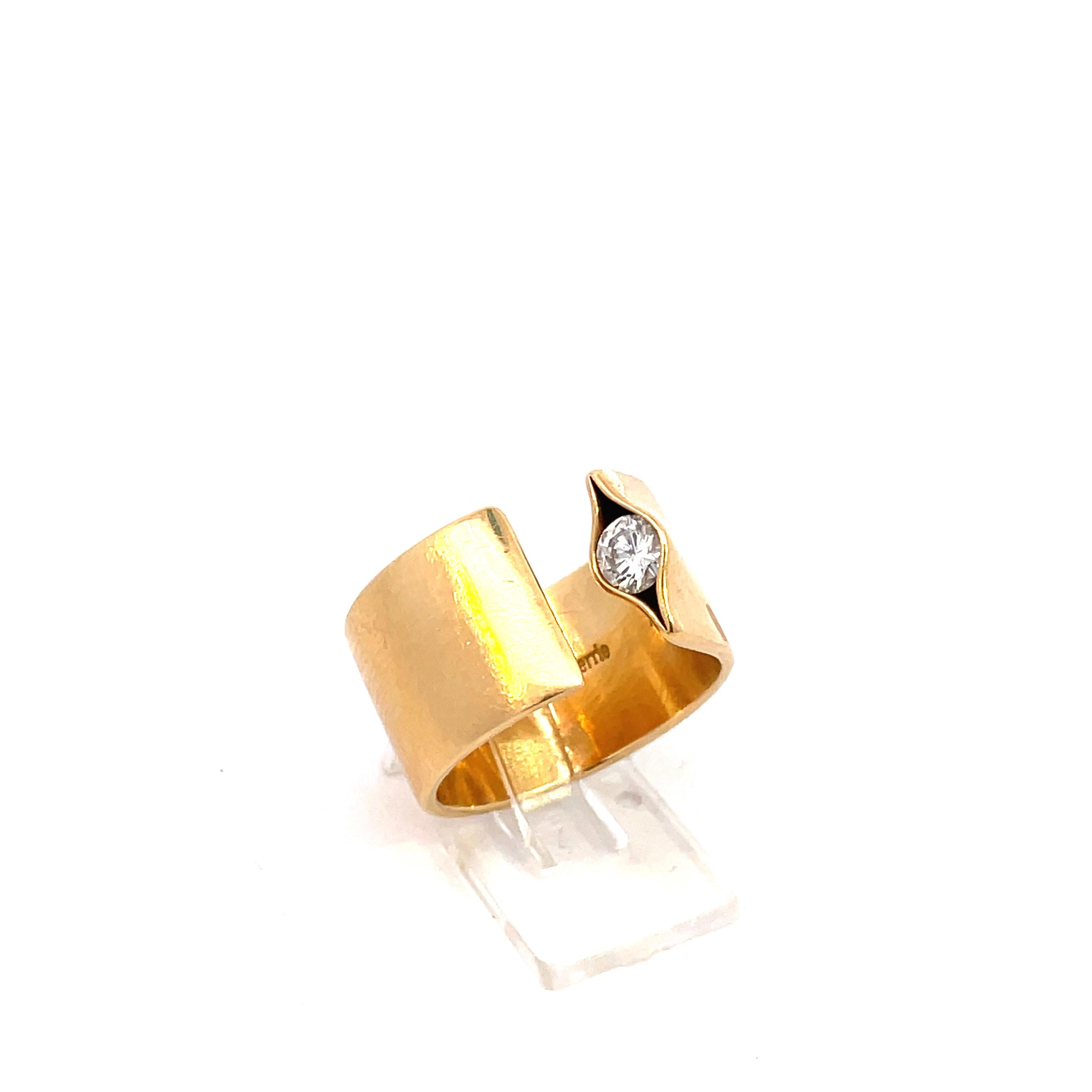18K Yellow Gold,  hand-set with 0,30 cts colorless / flawless diamond, or a rainbow of colors. The exquisite detail of these pieces sets them apart as truly unique one-of-a-kind works of a true master of his craft. The designs of Norbert Muerrle
