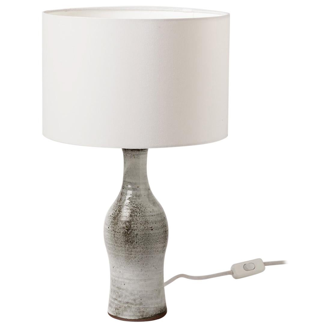Norbert Pierlot circa 1950 Elégante lampe de table en céramique blanche et grise Design