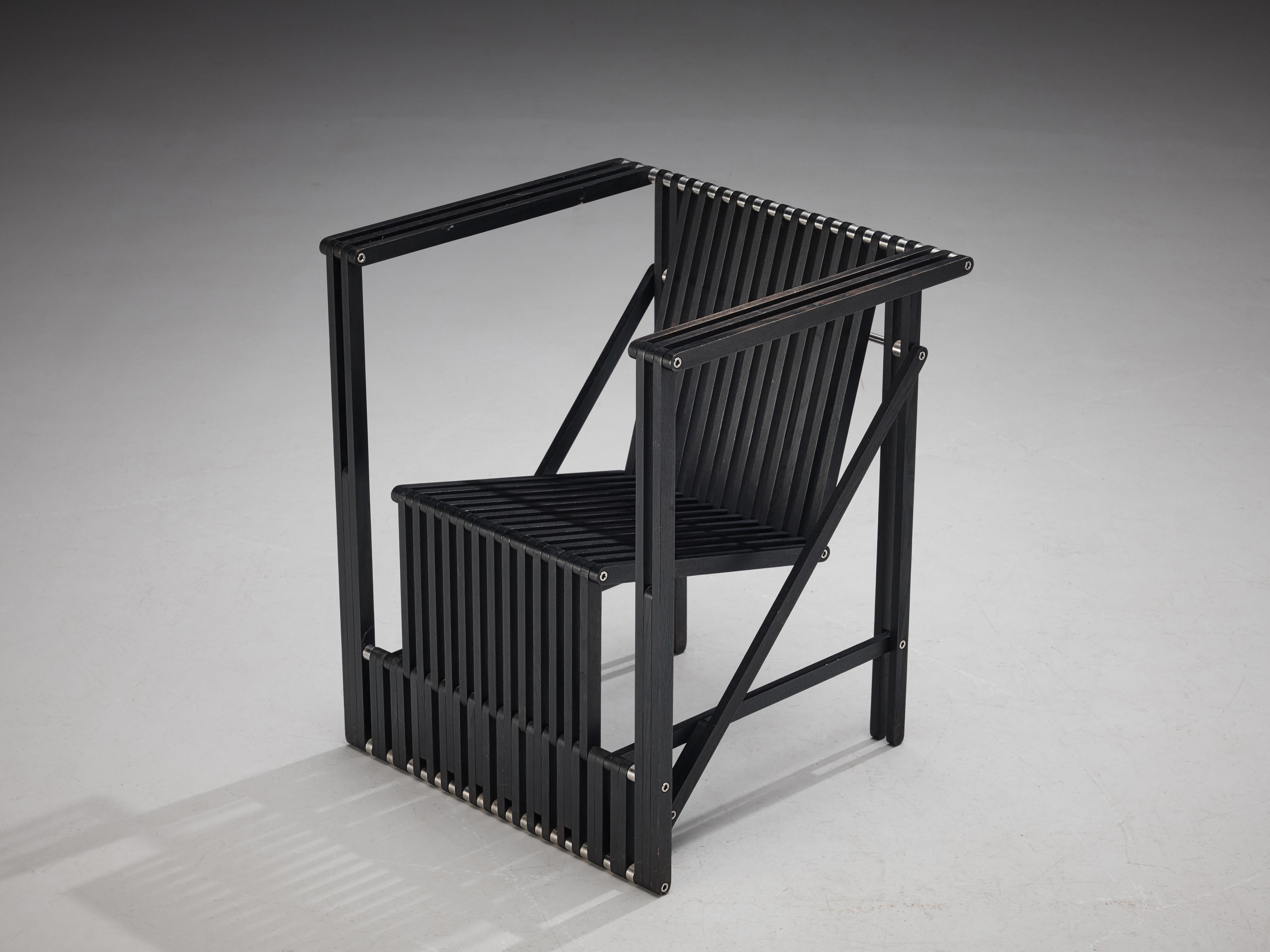 Norbert Wangen, fauteuil pliant, modèle 'Attila', frêne laqué, métal, Allemagne, 1995.

Fauteuil pliant contemporain modèle 'Attila' en frêne laqué noir conçu par le designer allemand Norbert Wangen (1962). Son cadre inventif contient plusieurs