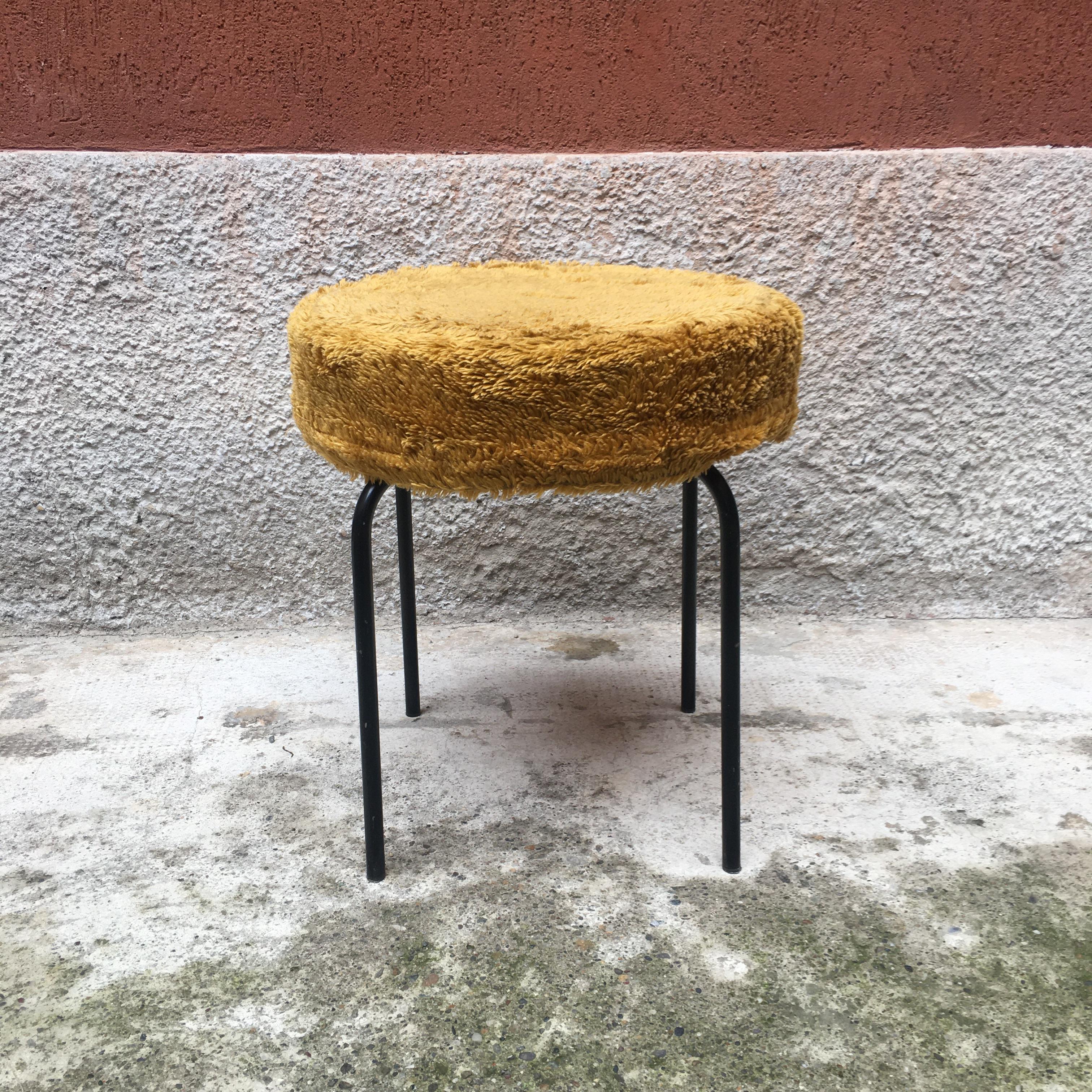 Nord European pouf, with black metal rod legs and seat covered with its original removable yellow fabric
Good conditions.