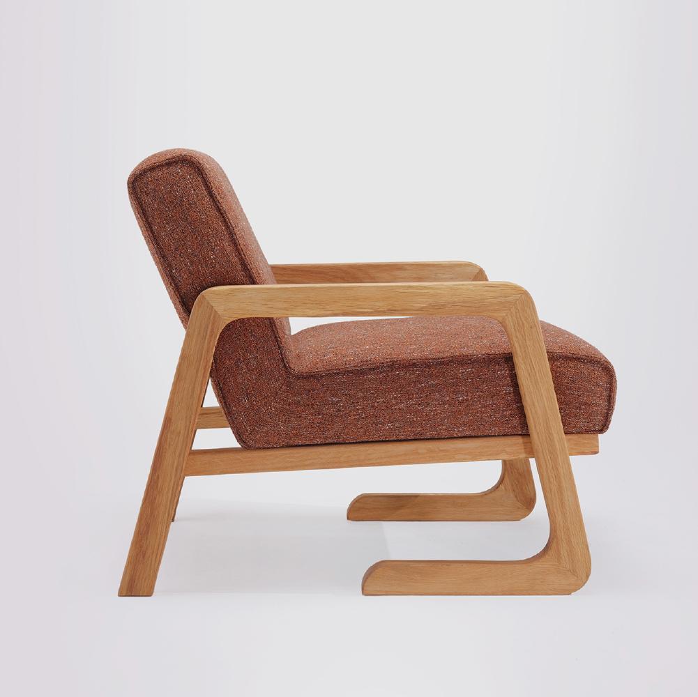 The Nordi Armchair is a minimal and stylish piece that reflects the essence of Scandinavian design. With a comfortable and spacious seating area, it offers an exceptionally cozy experience. Its solid oak frame combined with soft linen-textured