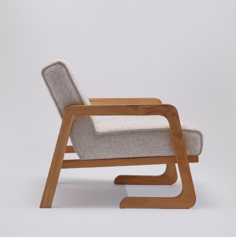 The Nordi Armchair is a minimal and stylish piece that reflects the essence of Scandinavian design. With a comfortable and spacious seating area, it offers an exceptionally cozy experience. Its solid oak frame combined with soft linen-textured