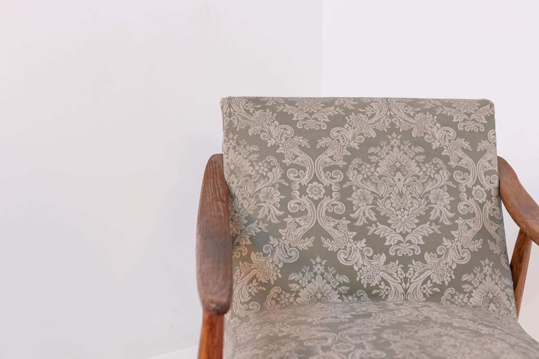Nordicer Sessel aus Holz und Damast-Stoff (Skandinavische Moderne) im Angebot