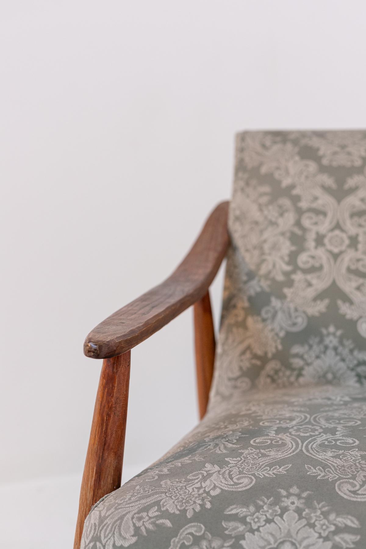 Nordicer Sessel aus Holz und Damast-Stoff im Zustand „Gut“ im Angebot in Milano, IT