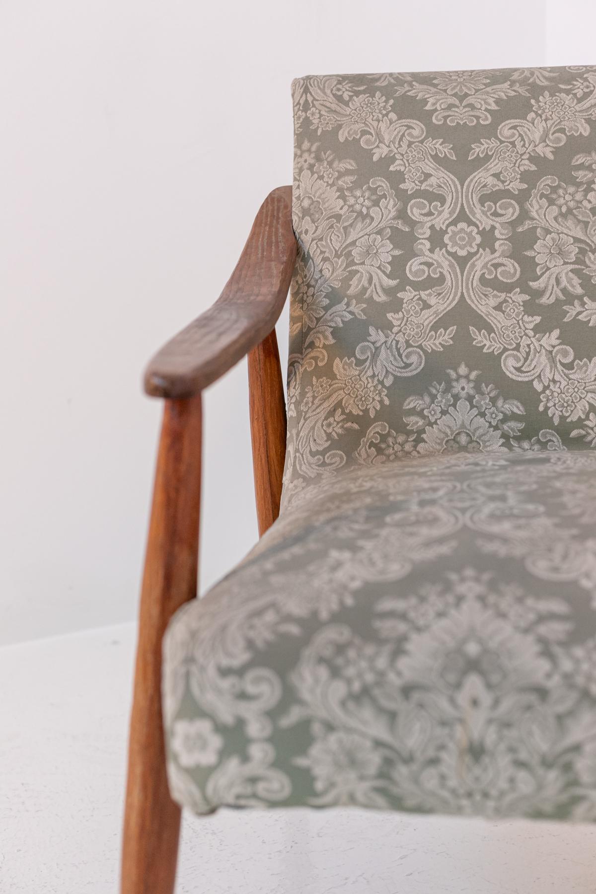 Sillón nórdico de madera y tela de damasco mediados del siglo XX en venta
