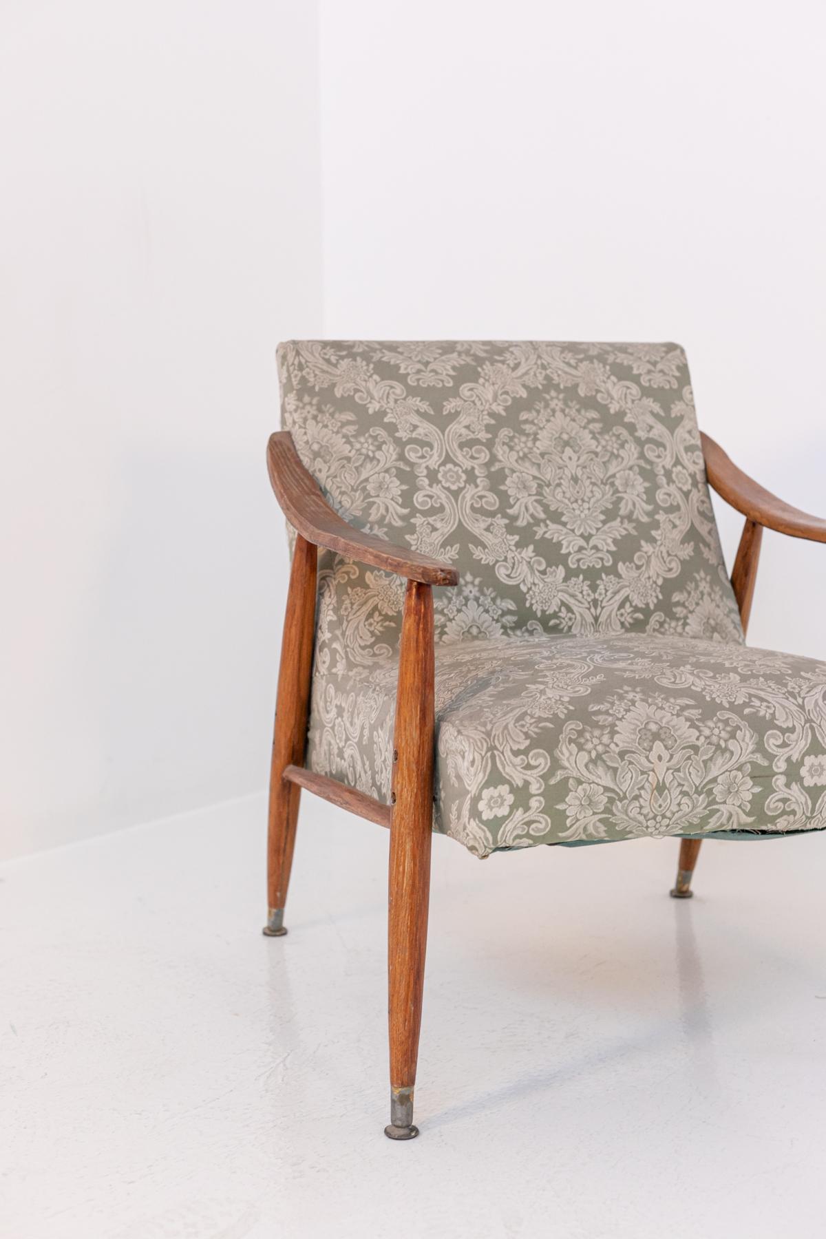 Nordicer Sessel aus Holz und Damast-Stoff im Angebot 1