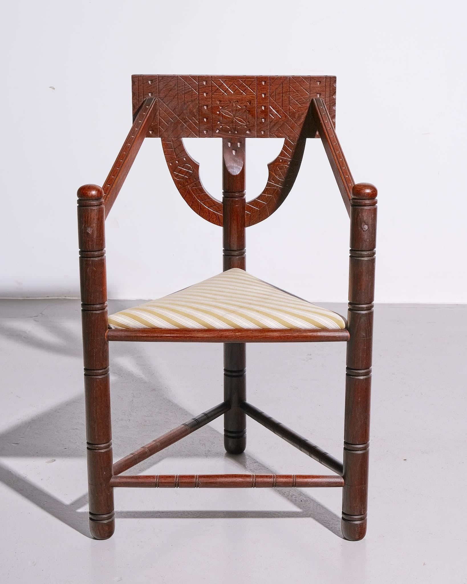 Chaise d'angle suédoise des années 1930, fabriquée en chêne massif. La chaise présente d'élégants détails sculptés, mettant en valeur le savoir-faire artisanal de l'époque. Son design compact et anguleux lui permet de s'intégrer parfaitement dans un