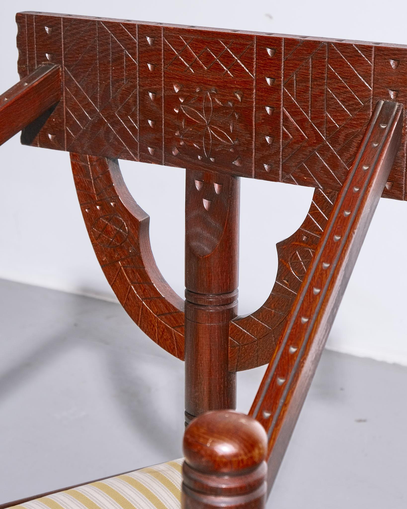 Primitif Chaise d'angle en chêne nordique sculpté en vente