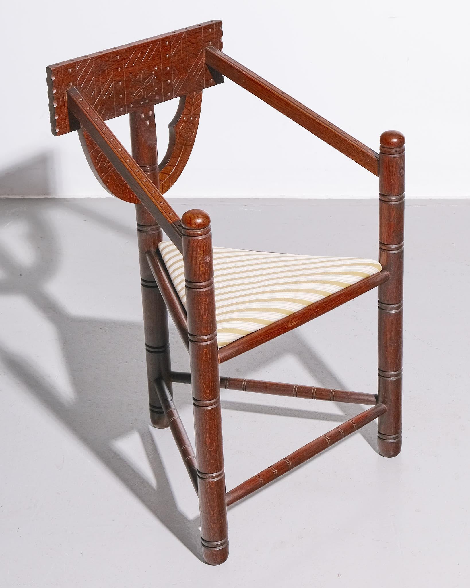 Suédois Chaise d'angle en chêne nordique sculpté en vente
