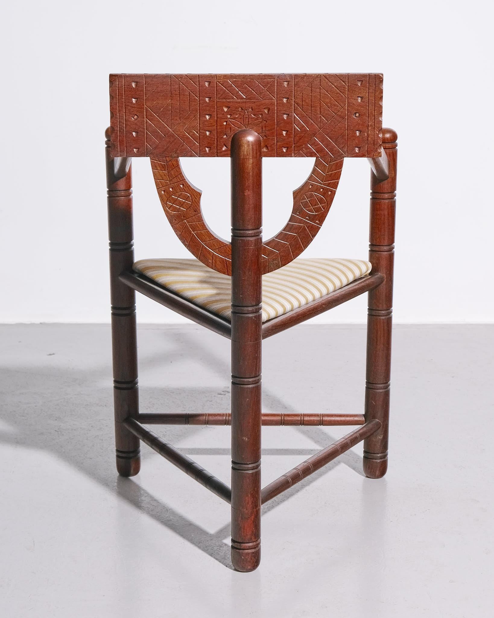 Milieu du XXe siècle Chaise d'angle en chêne nordique sculpté en vente