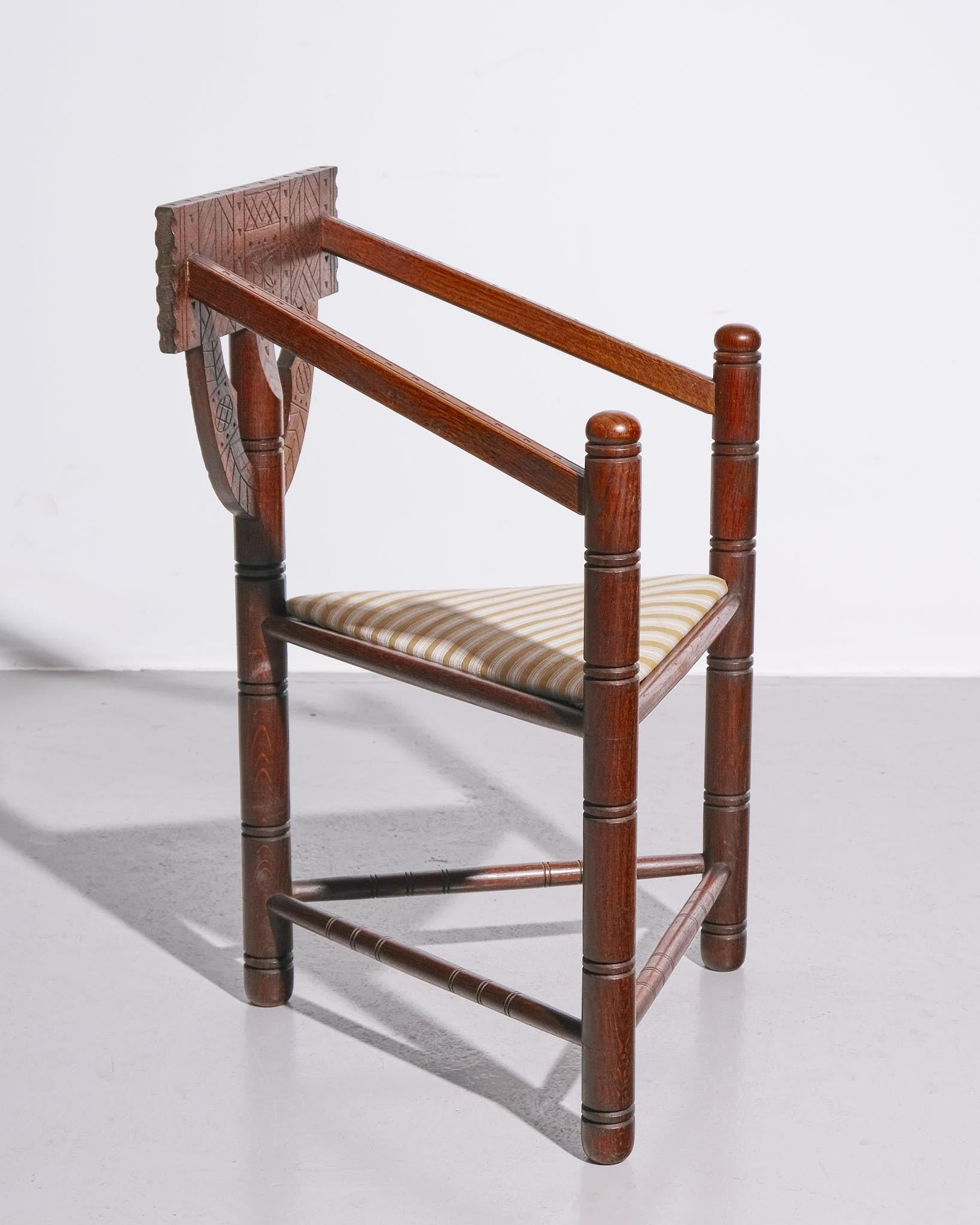 Chaise d'angle en chêne nordique sculpté en vente 1
