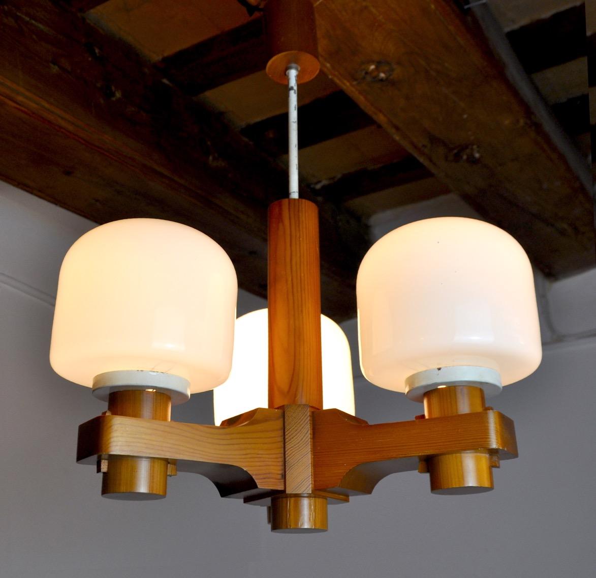 Nordic Chandelier in Wood and Opaline Denmark 1970 In Good Condition For Sale In BARCELONA, ES