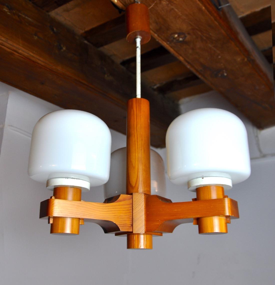 Very beautiful Danish chandelier designed and produced in the 1970s. Composed of 3 arms and opaline, this chandelier is a very beautiful design object that will illuminate your interior wonderfully. Electricity checked, marks of time relating to the