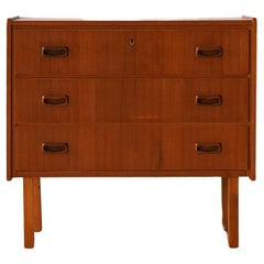 Retro Nordic chest of drawers with 3 drawers