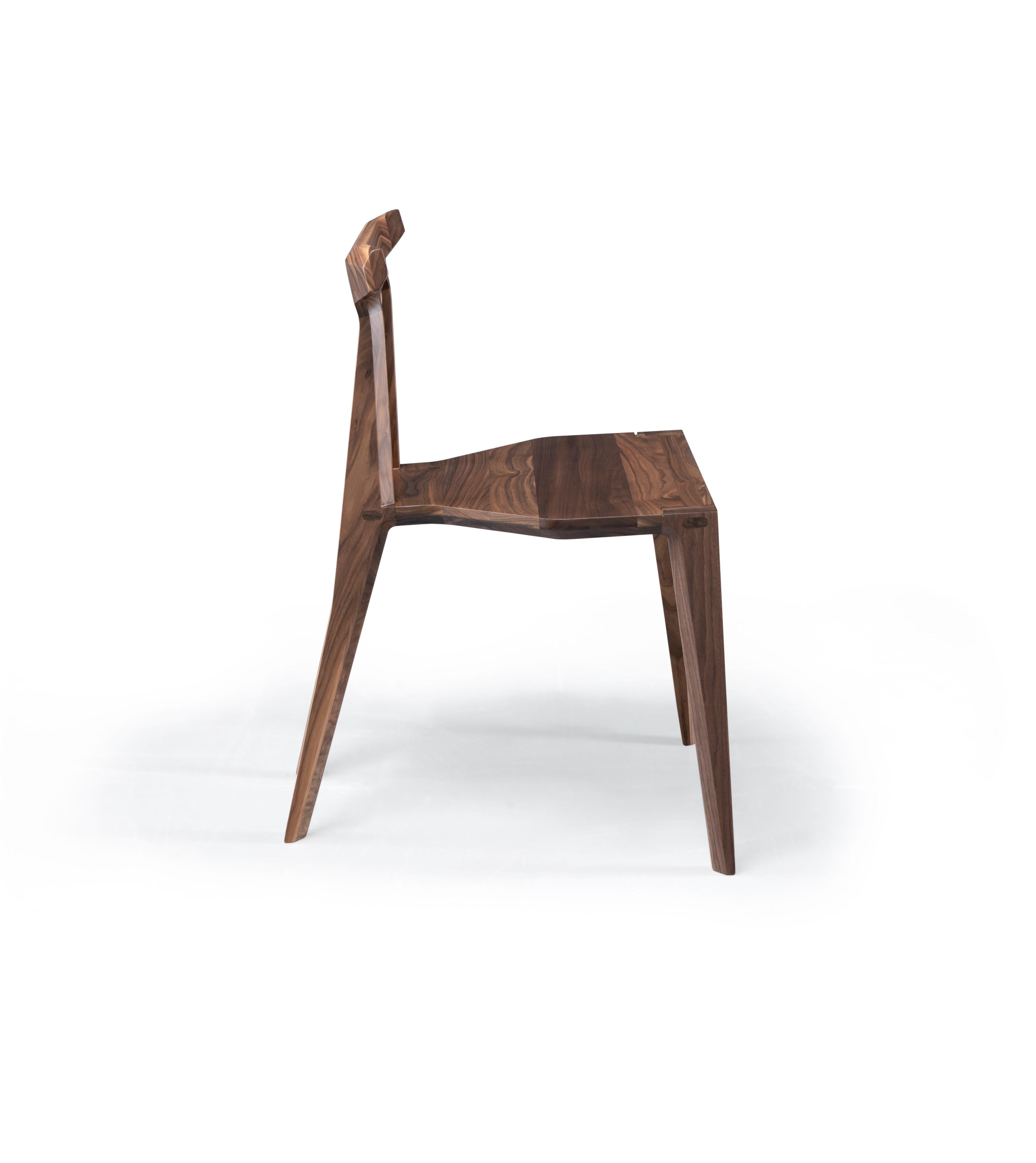 Ein atemberaubend schöner Stuhl im nordischen Stil, ganz aus Holz, stark und leicht, der jeden Raum aufwertet.
Erhältlich in Eiche oder Nussbaum und mit gepolstertem Sitzkissen.
Zusammengebaut ohne Schrauben und Beschläge.
Verpackt in einer