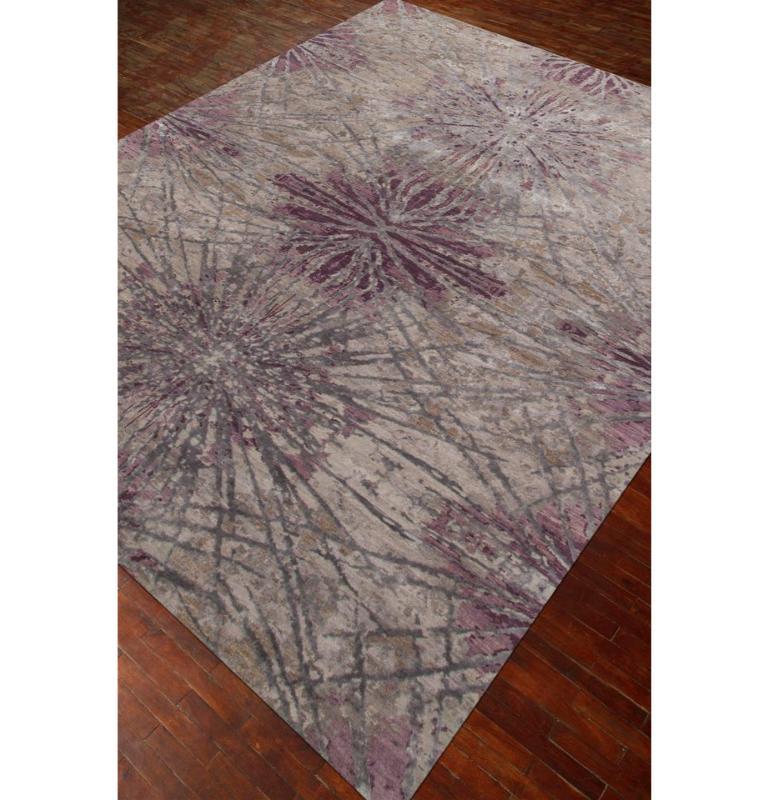 Dieser handgeknüpfte Teppich hebt sich vom Gewöhnlichen ab und wird zu einem Statement, das die Ästhetik Ihres Wohnraums neu definiert. Die Farbpalette von Ashwood und Mauve bildet die Bühne für eine visuelle Symphonie. Die subtilen und doch satten