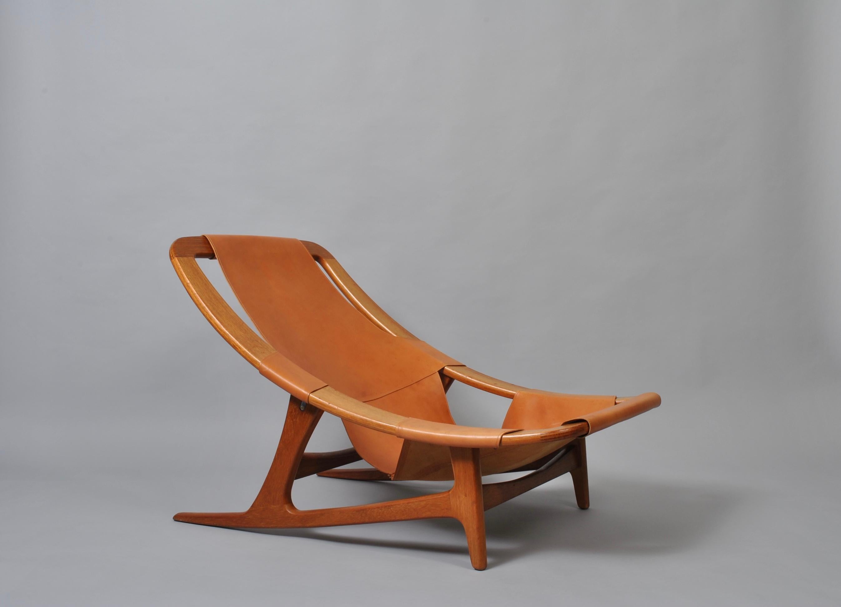 Incredible Nordic hunter chair by Arne Tidemand Ruud. Rare Model ‘Holmenkollen’. Produced by Norcraft, Norway in 1959. Superb streamline design by Ruud with tan saddle leather upholstery within the curved oak frame. The chair has 2 seating positions