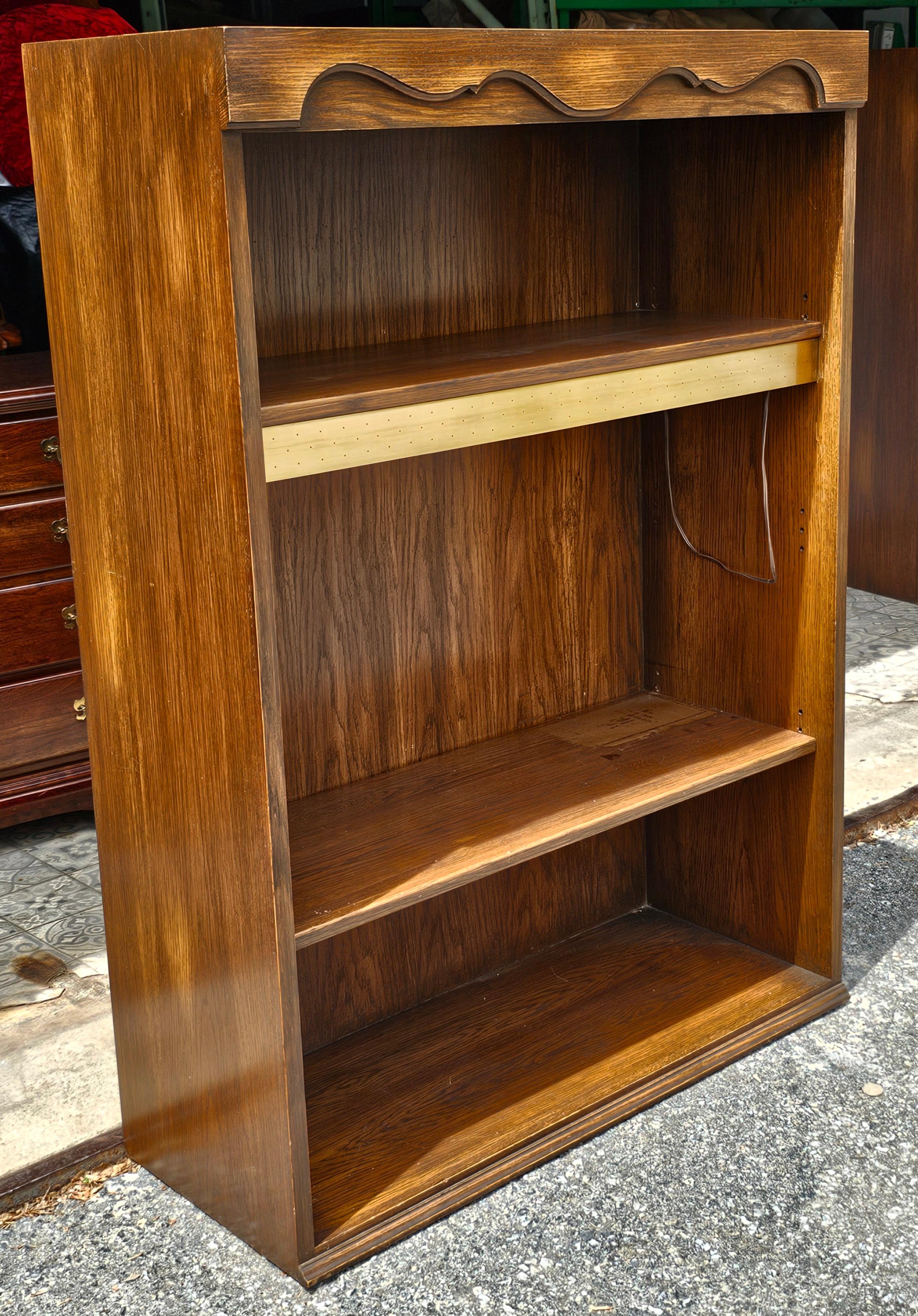 A  Libreria illuminata Nordic Mid-Ventury in Oak e ottone. Luce discreta dietro la banda di ottone. Misure: 36