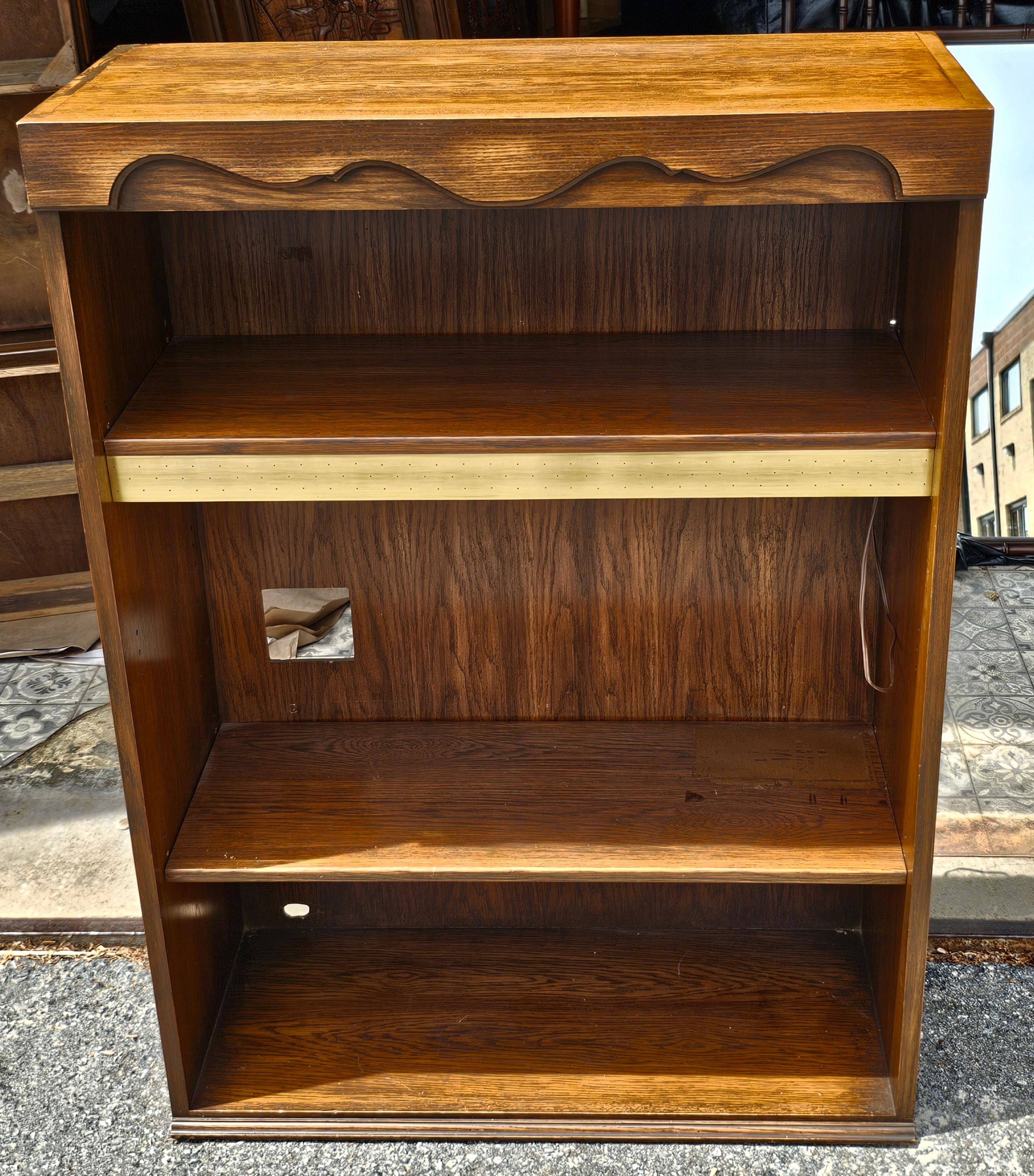 Sconosciuto Libreria nordica del metà del secolo scorso in Oak e Ottone in vendita