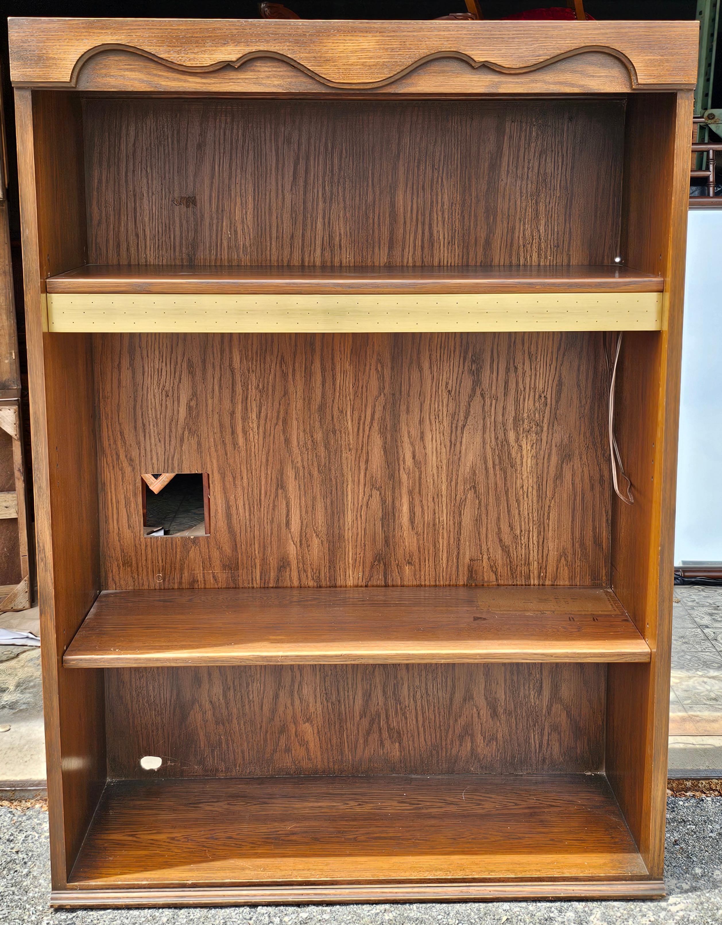 Mordenzato Libreria nordica del metà del secolo scorso in Oak e Ottone in vendita