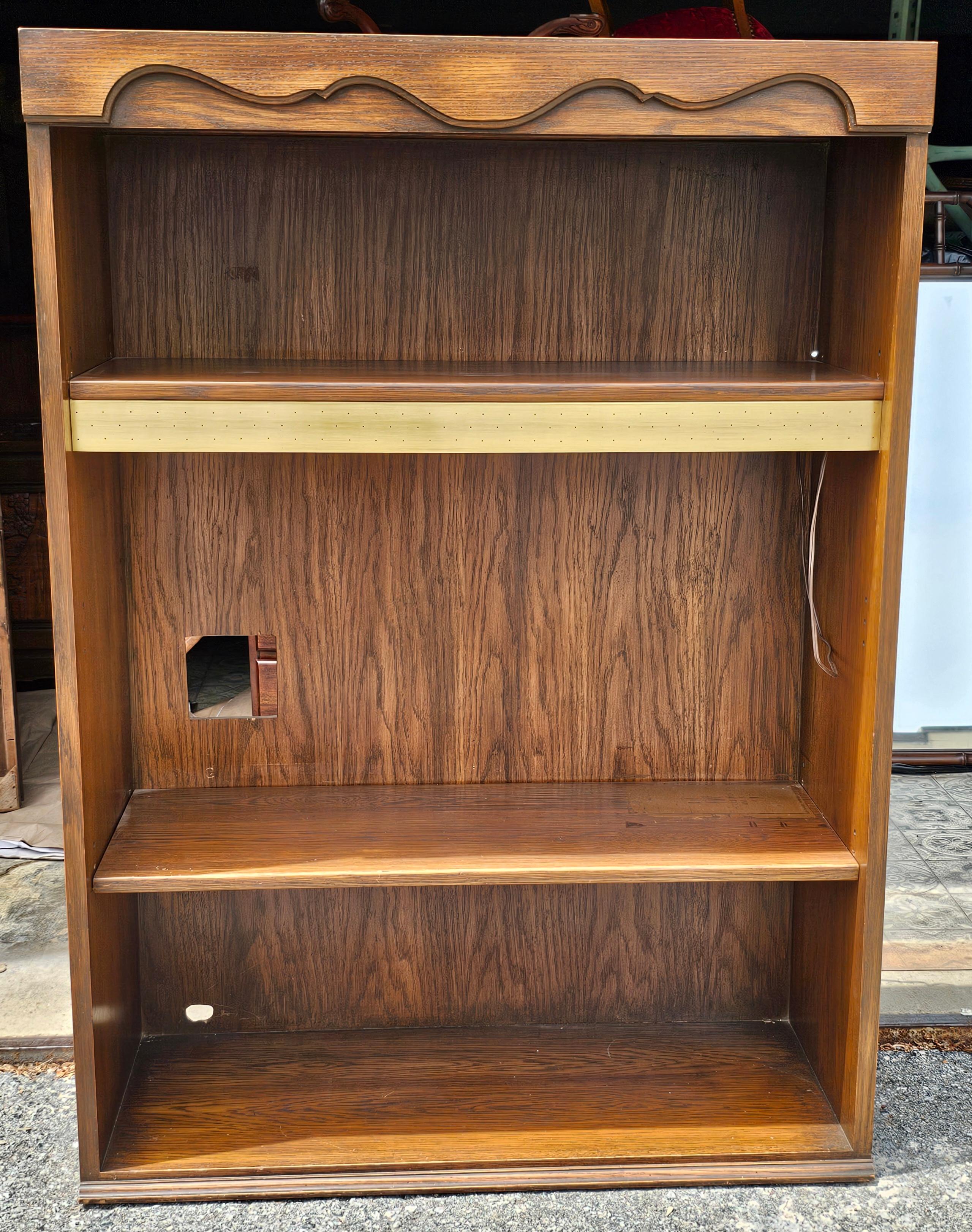 Libreria nordica del metà del secolo scorso in Oak e Ottone In condizioni buone in vendita a Germantown, MD