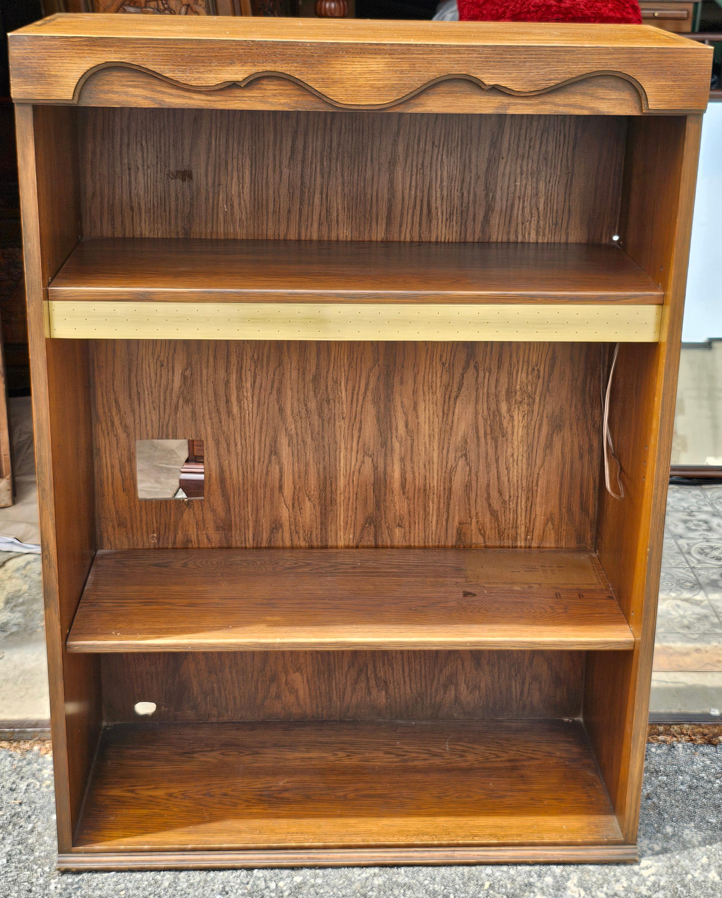 XX secolo Libreria nordica del metà del secolo scorso in Oak e Ottone in vendita