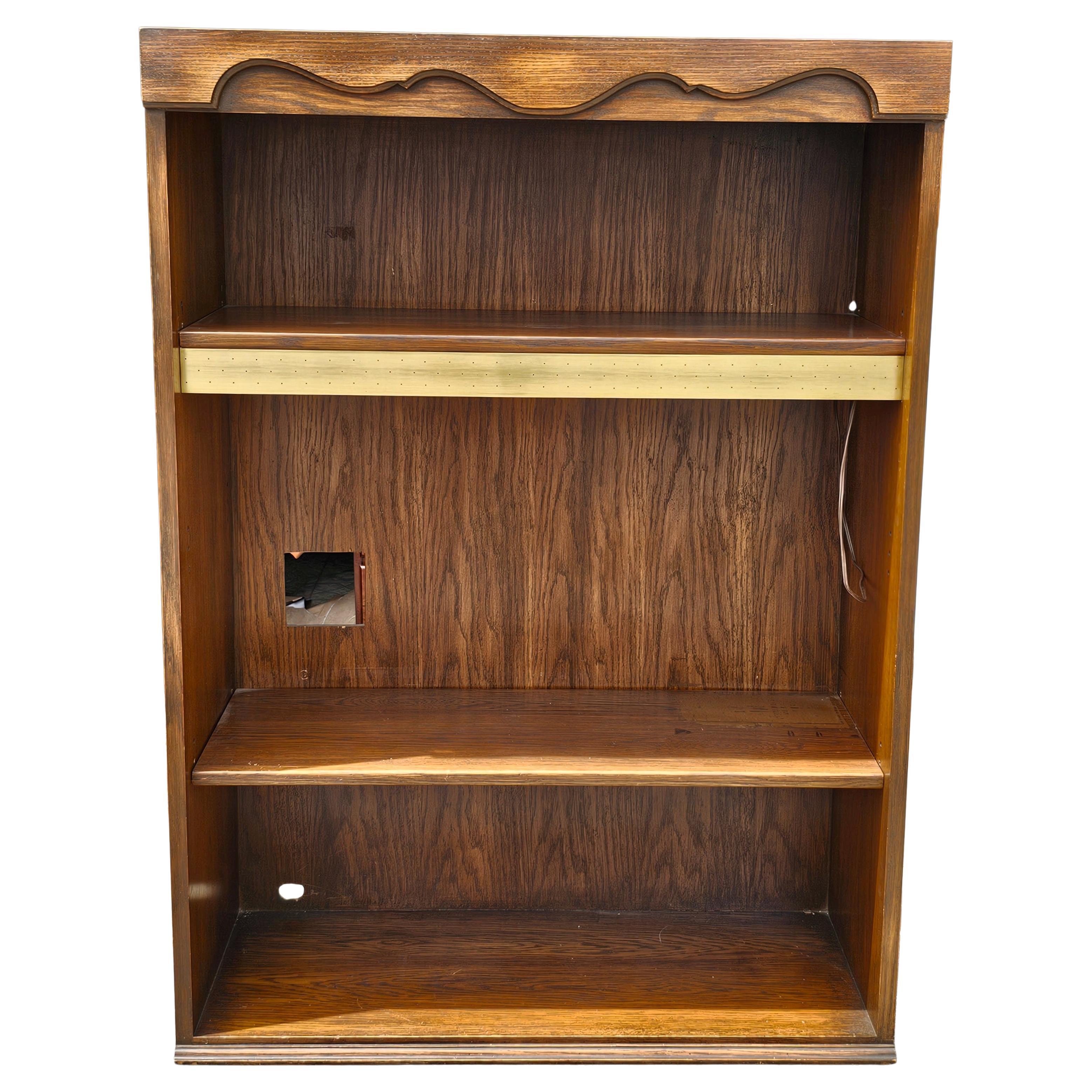 Libreria nordica del metà del secolo scorso in Oak e Ottone