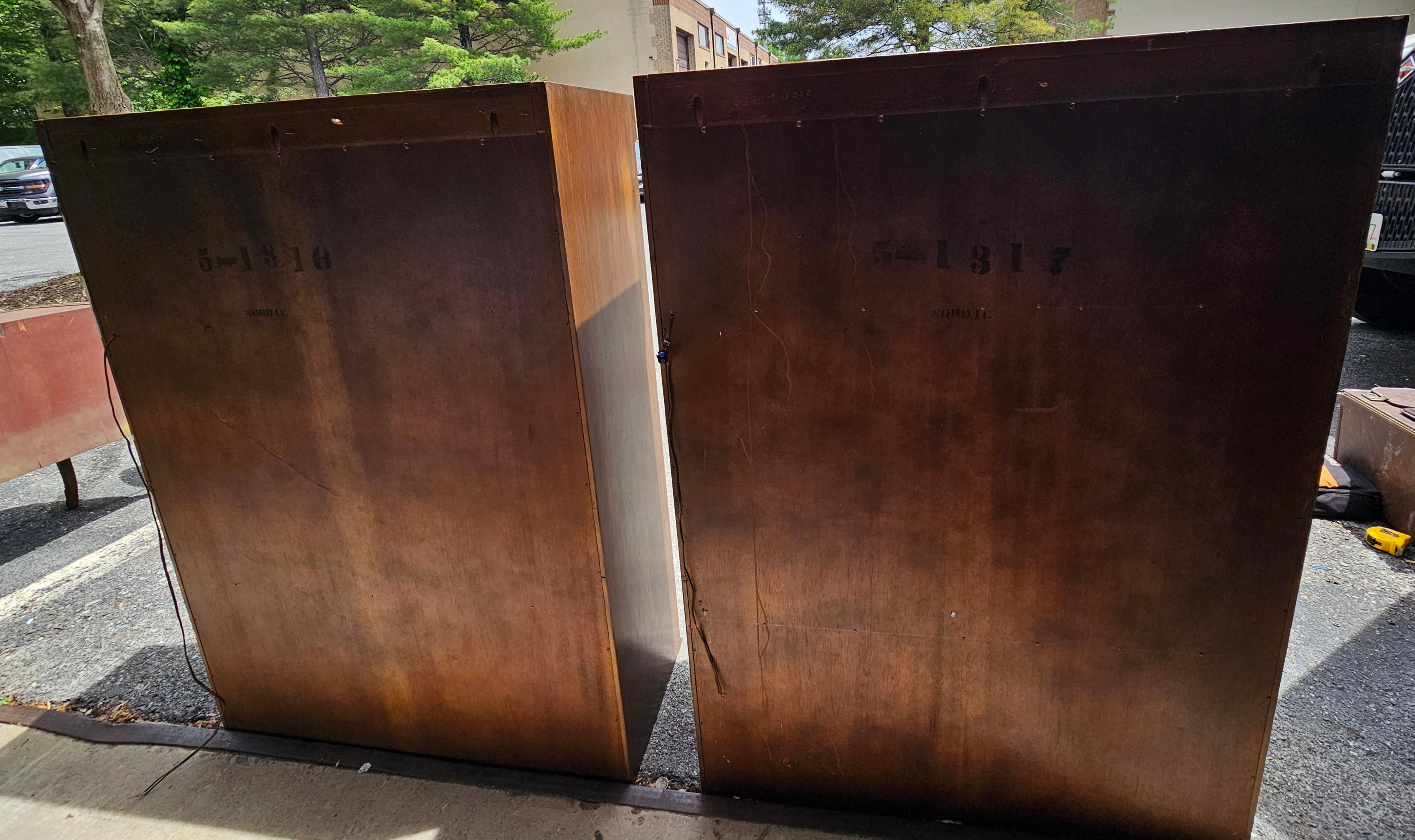 Libreria nordica di metà secolo in Oak e ottone, coppia in vendita 2