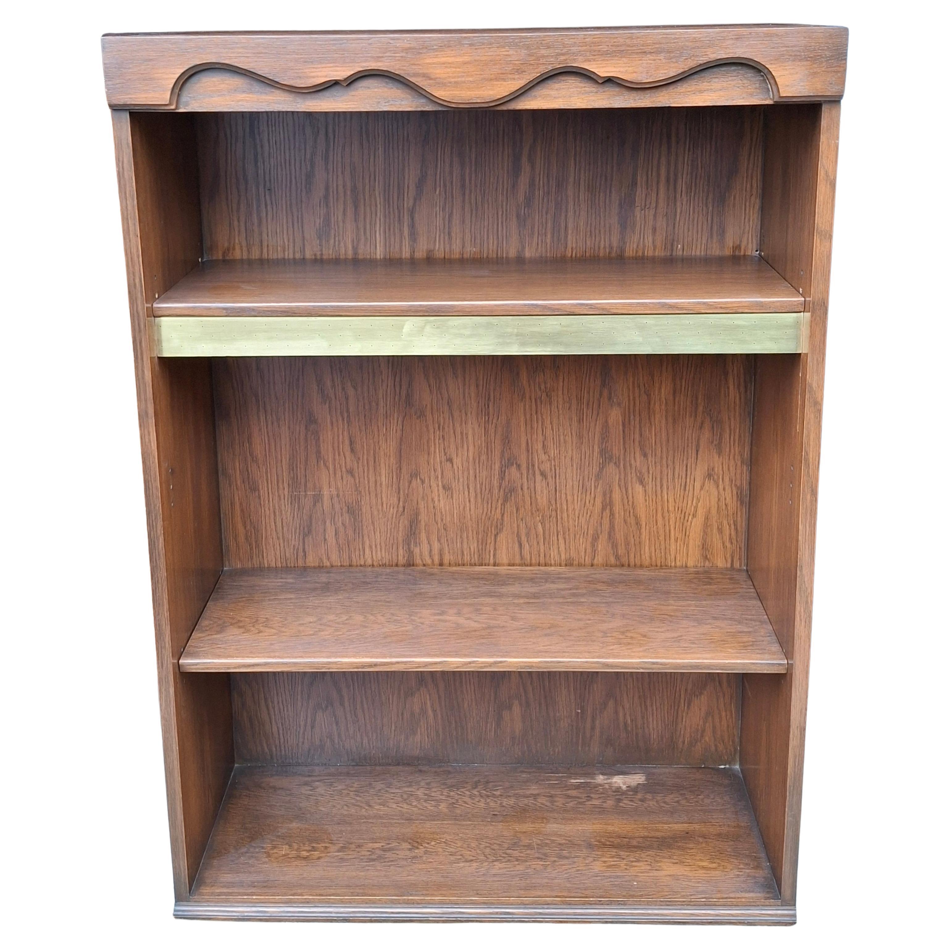 Una coppia di  Libreria illuminata Nordic Mid-Ventury in Oak e ottone. Misura 36