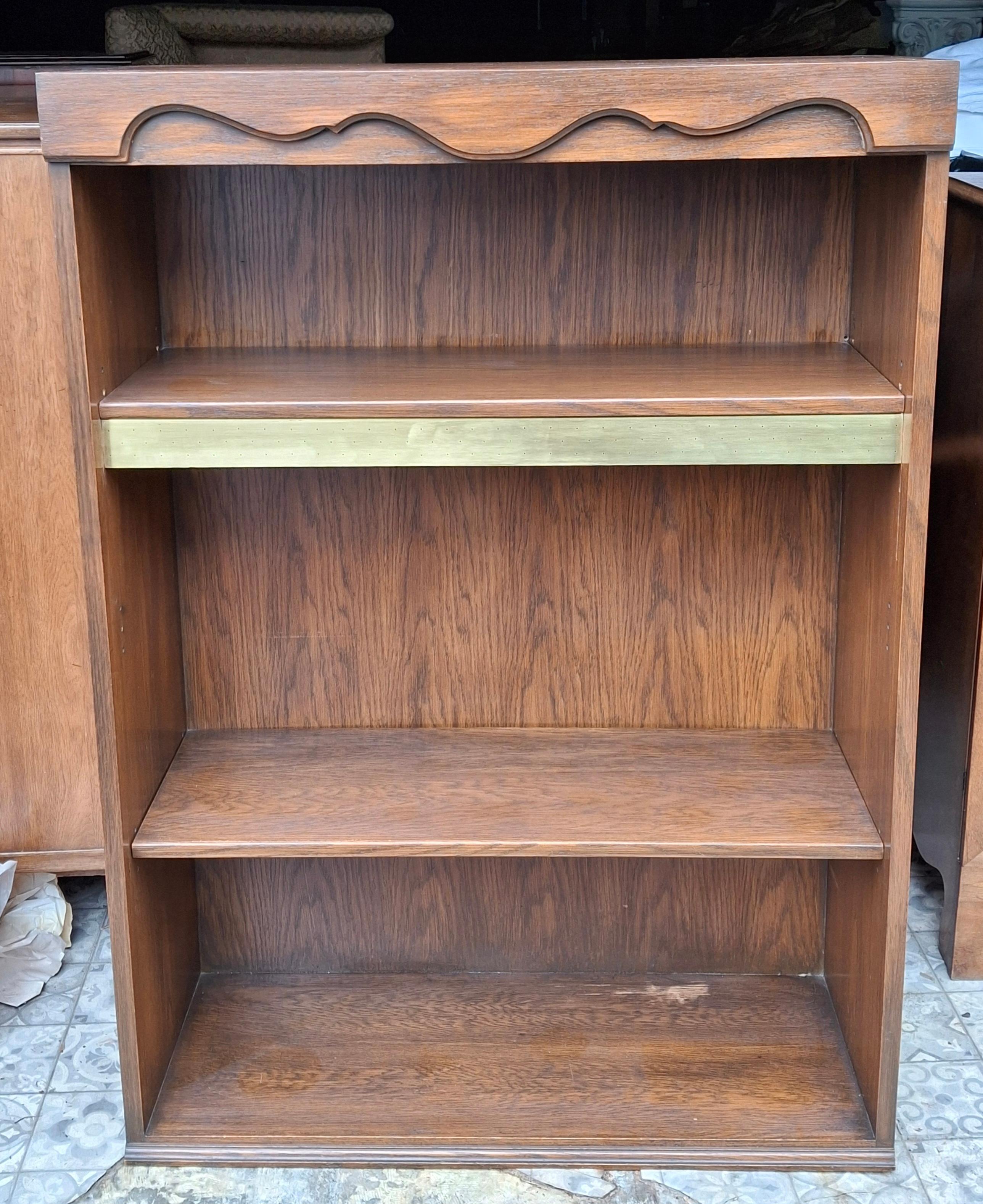 Scandinavo moderno Libreria nordica di metà secolo in Oak e ottone, coppia in vendita
