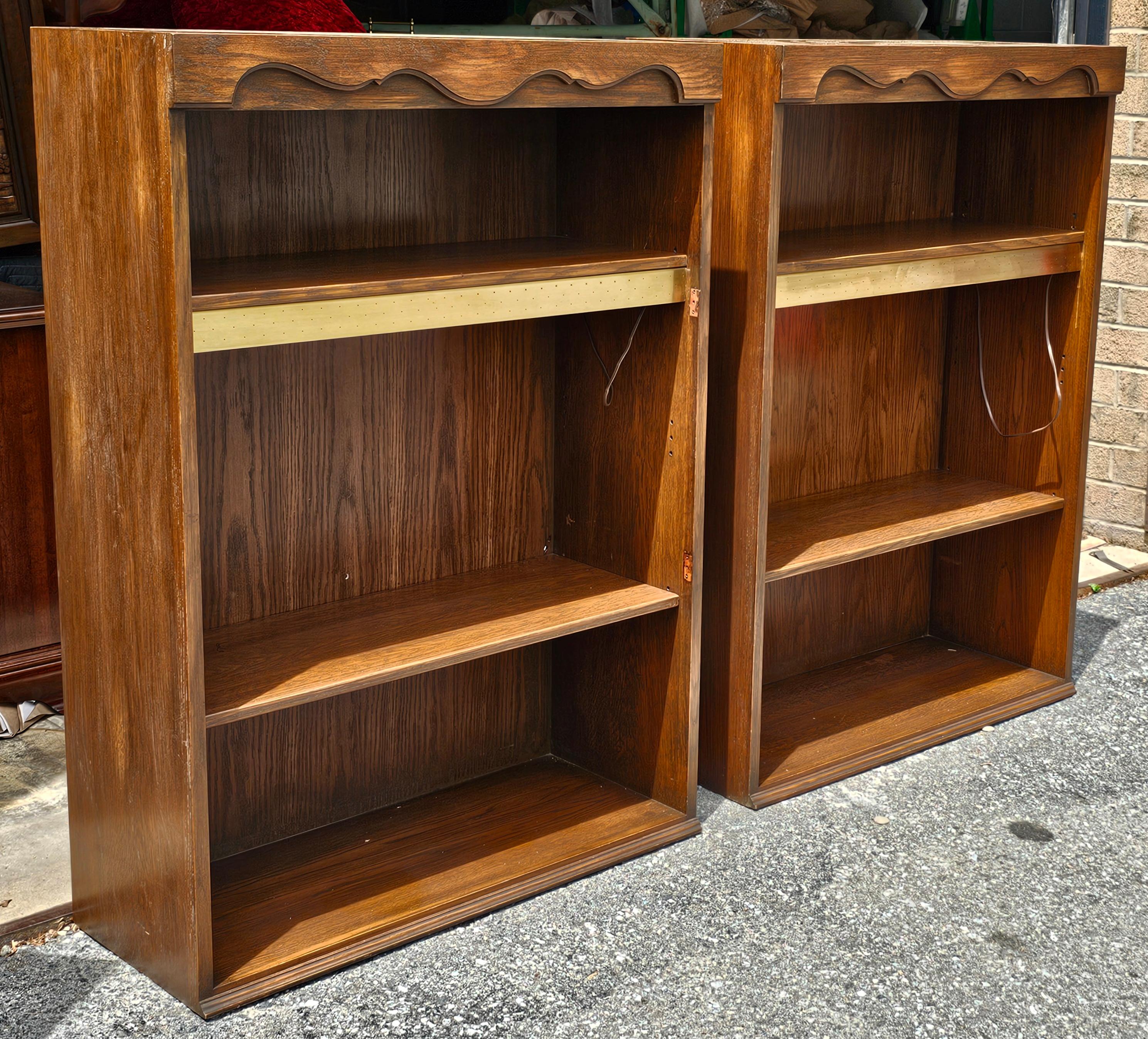 Scandinavo moderno Libreria nordica di metà secolo in Oak e ottone, coppia in vendita