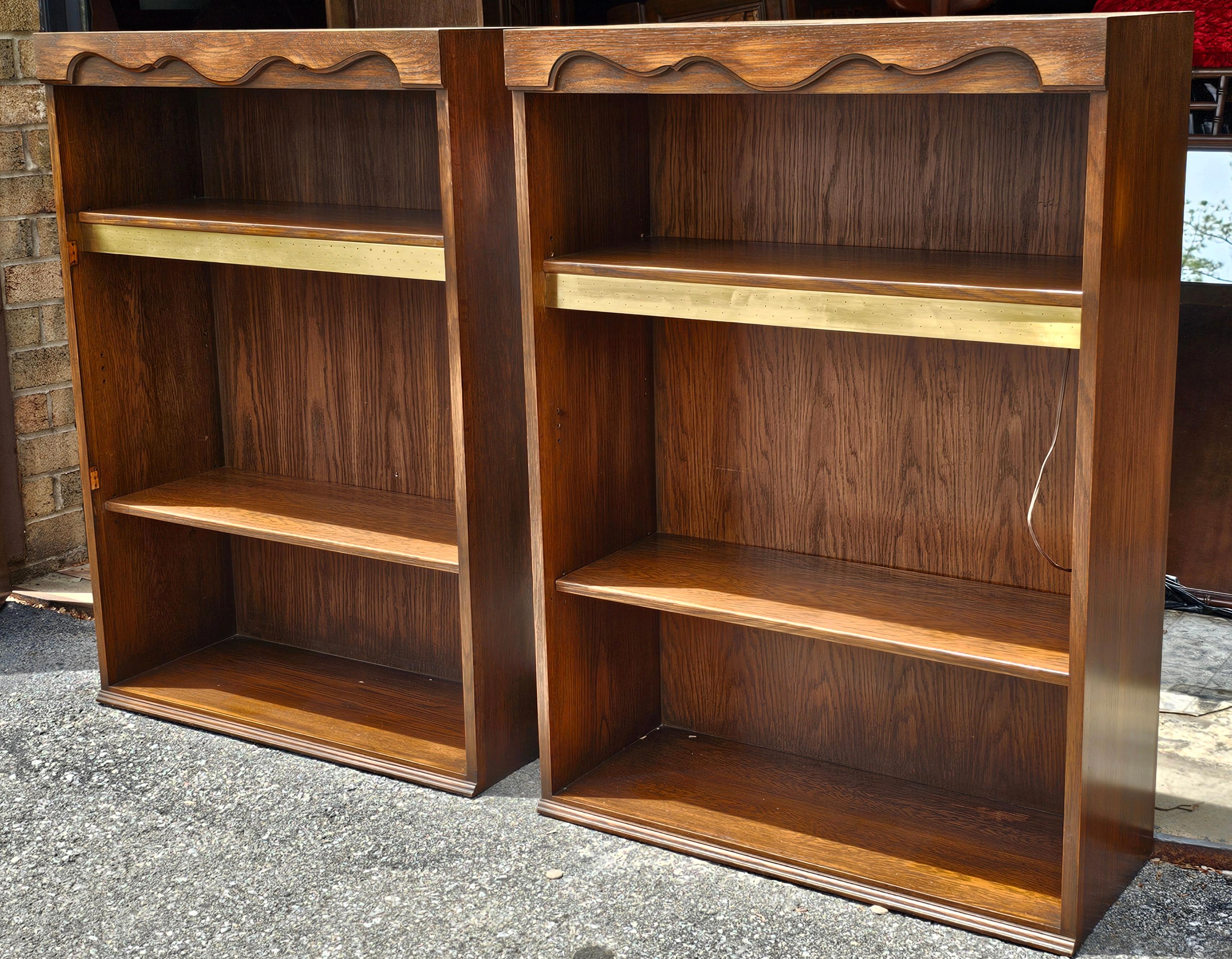 Sconosciuto Libreria nordica di metà secolo in Oak e ottone, coppia in vendita