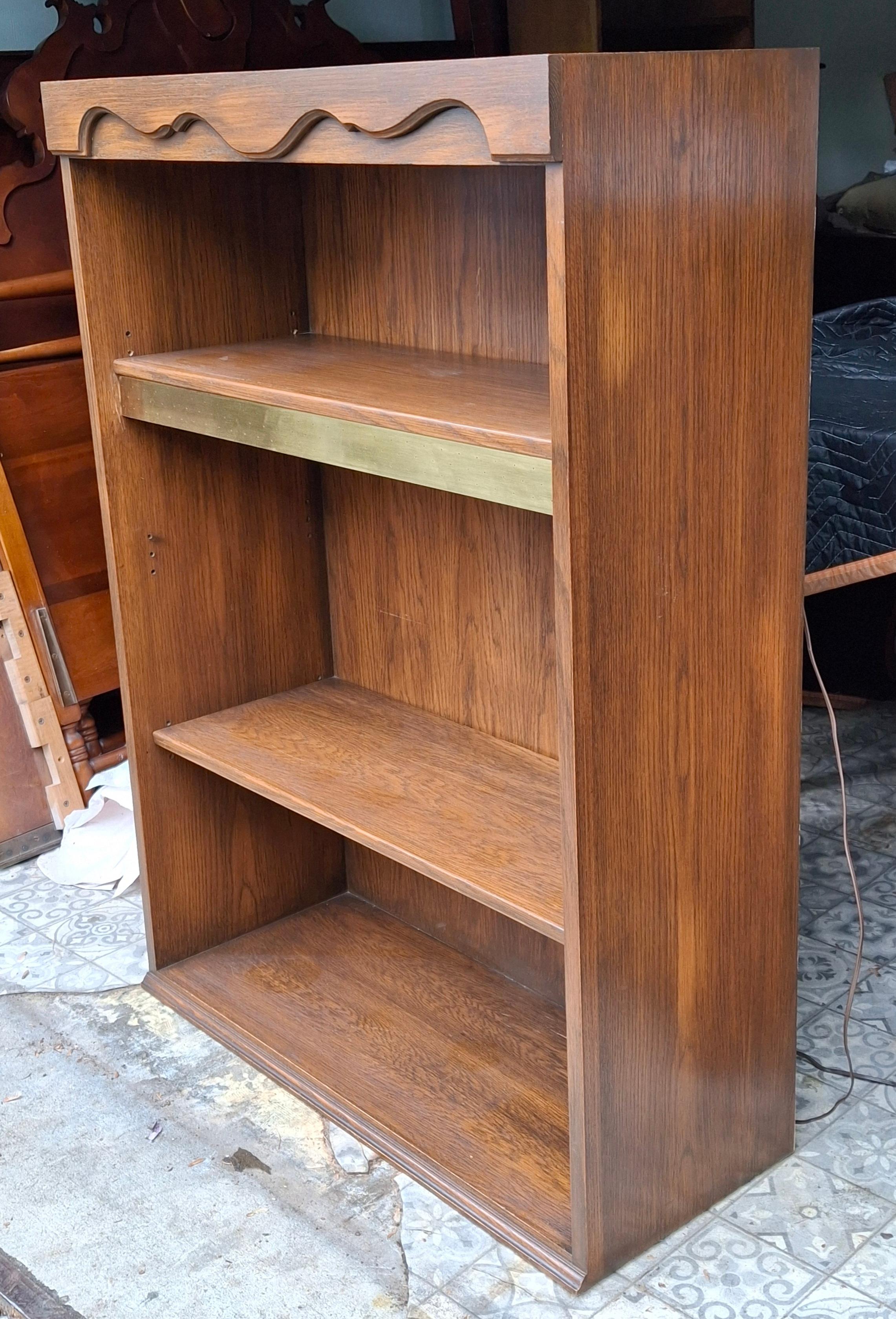 Mordenzato Libreria nordica di metà secolo in Oak e ottone, coppia in vendita