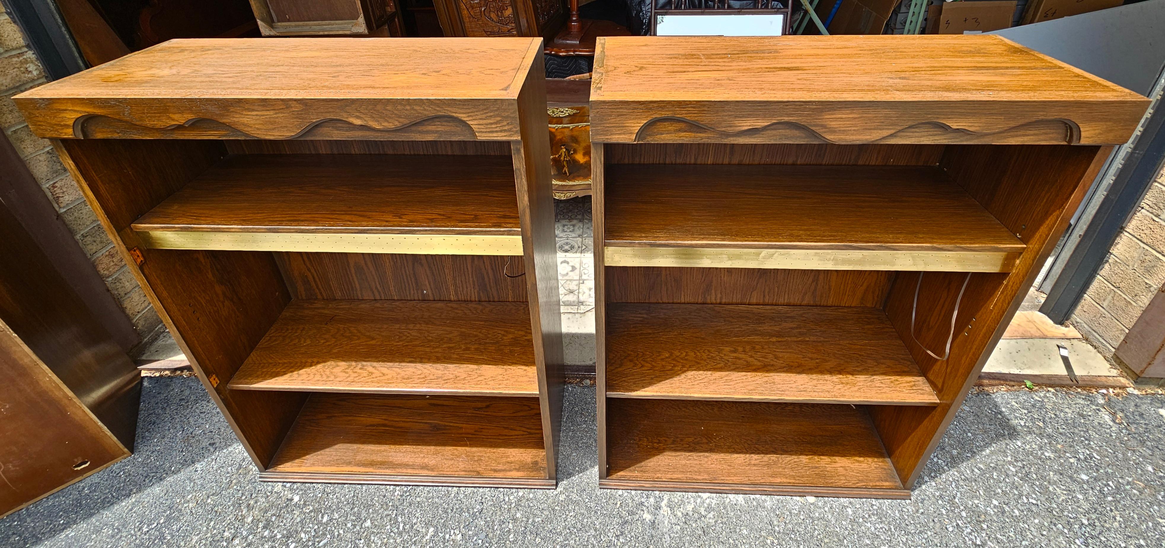 Mordenzato Libreria nordica di metà secolo in Oak e ottone, coppia in vendita