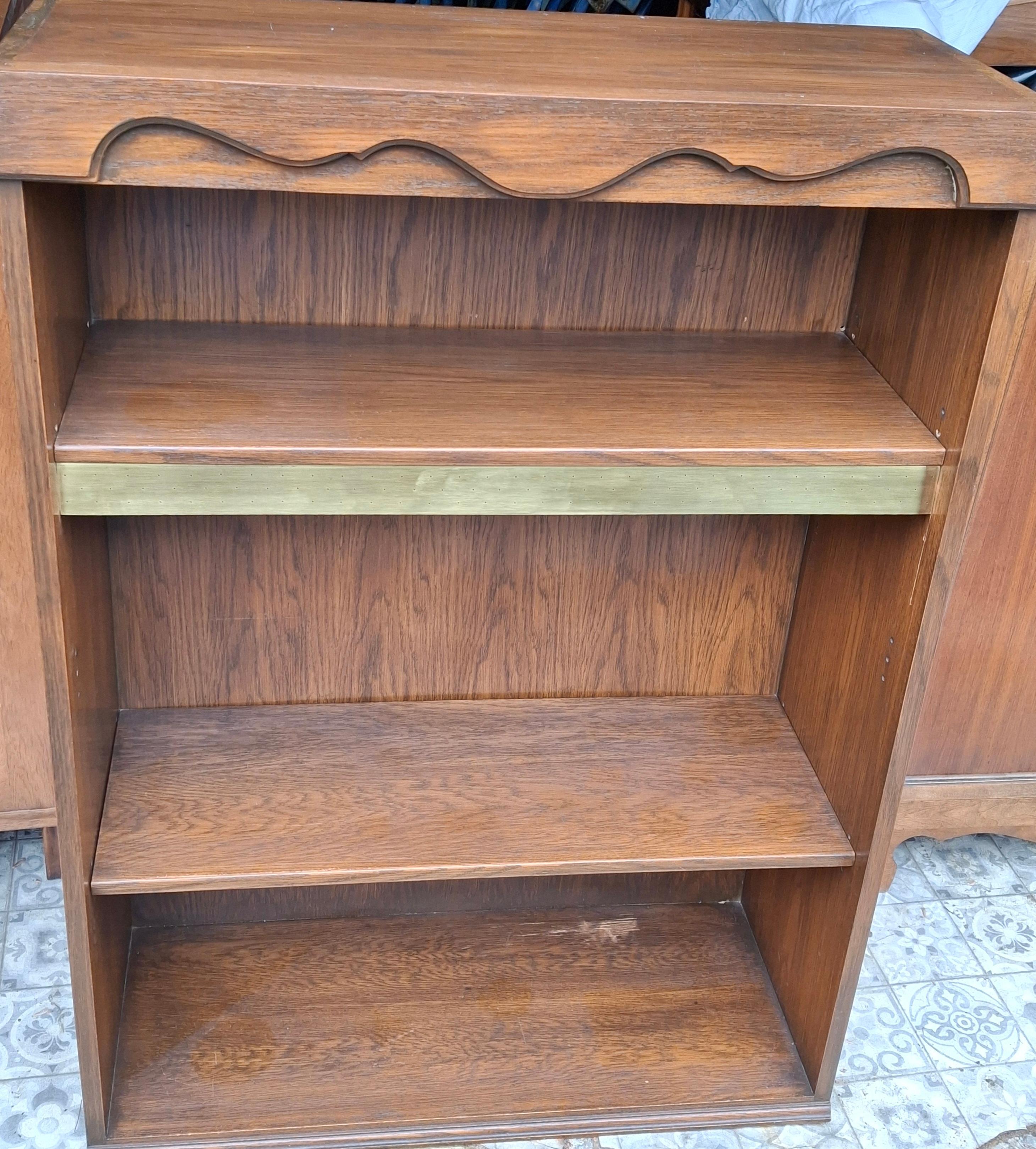 Libreria nordica di metà secolo in Oak e ottone, coppia In condizioni buone in vendita a Germantown, MD