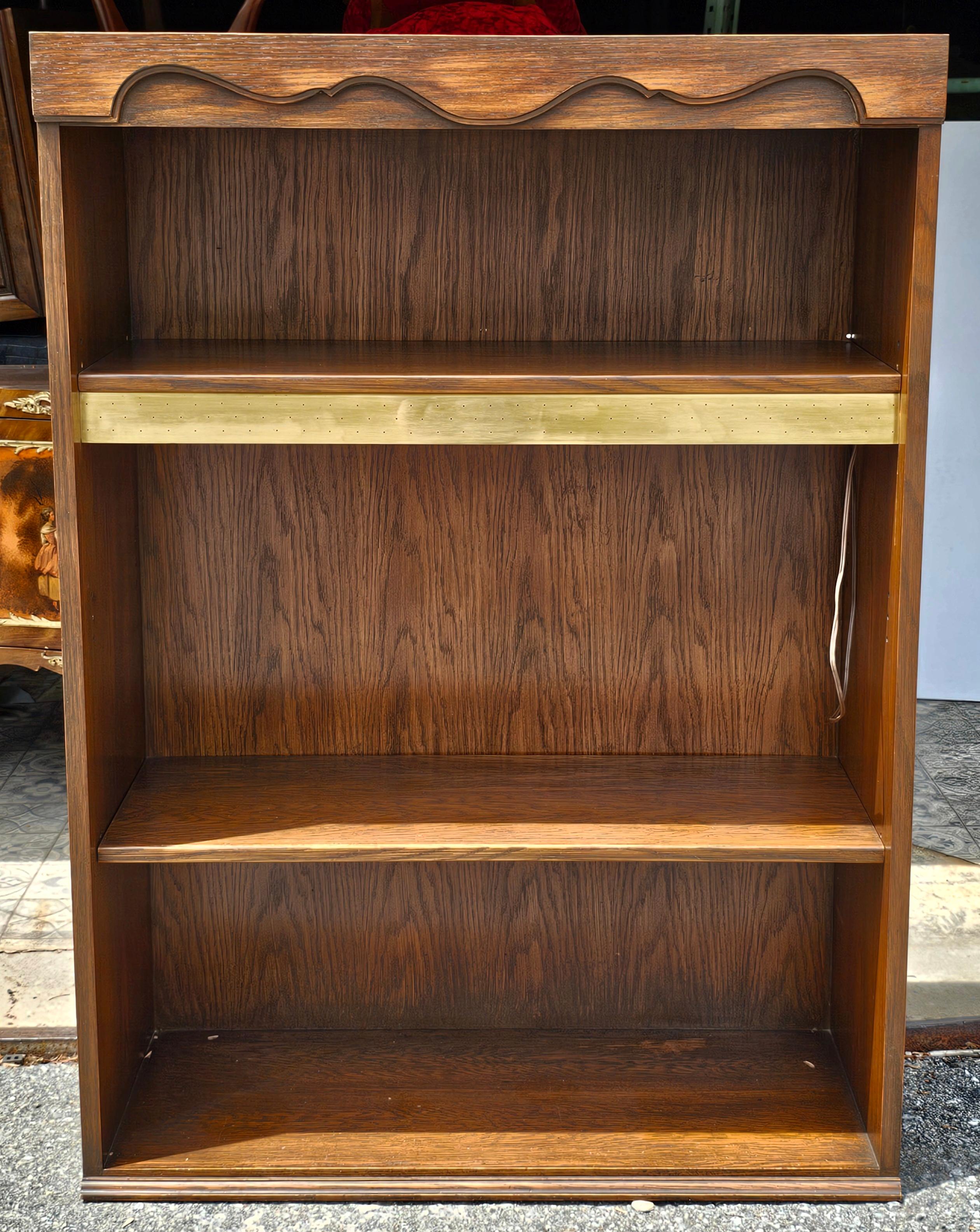 Libreria nordica di metà secolo in Oak e ottone, coppia In condizioni buone in vendita a Germantown, MD