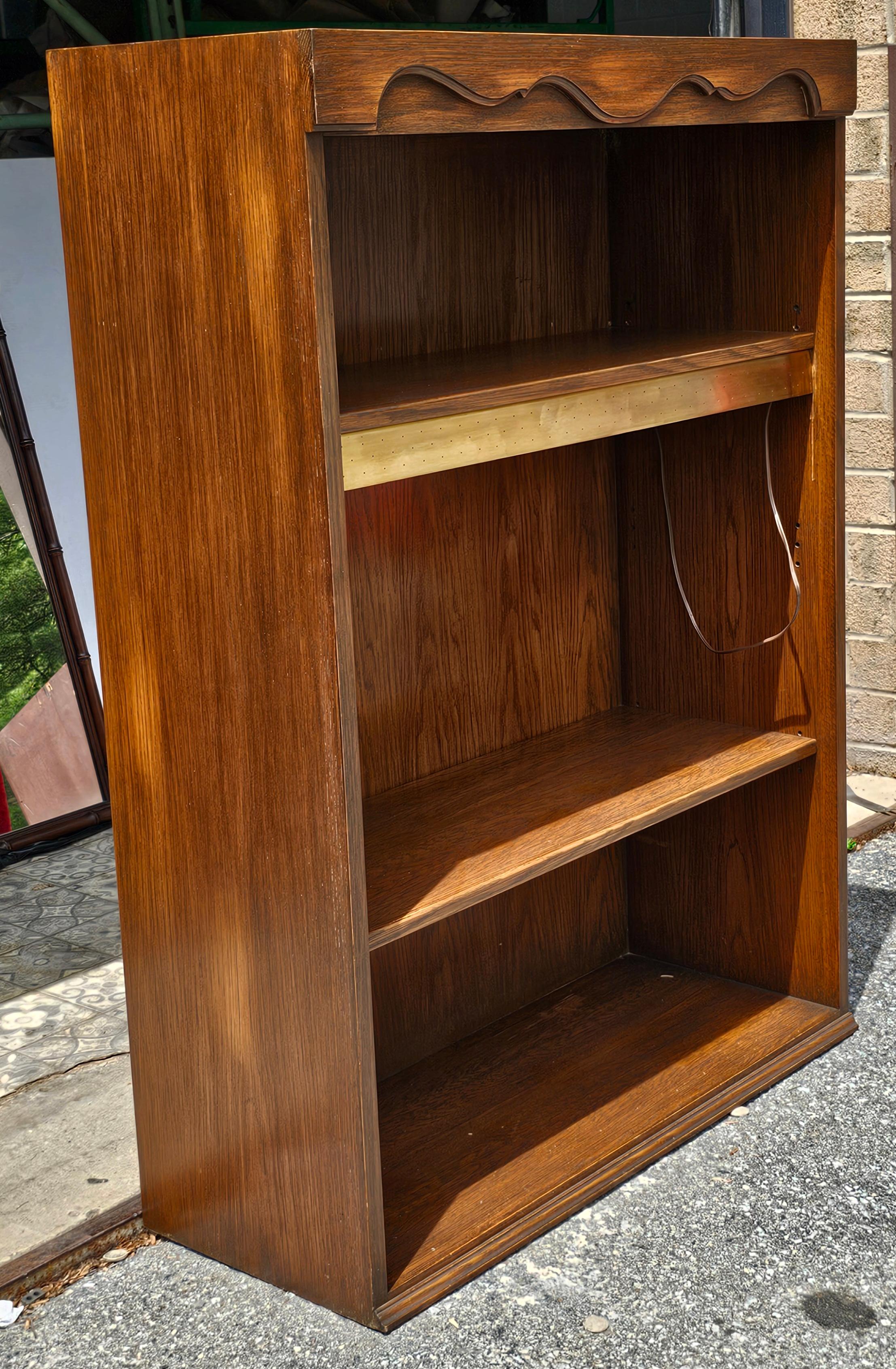 XX secolo Libreria nordica di metà secolo in Oak e ottone, coppia in vendita