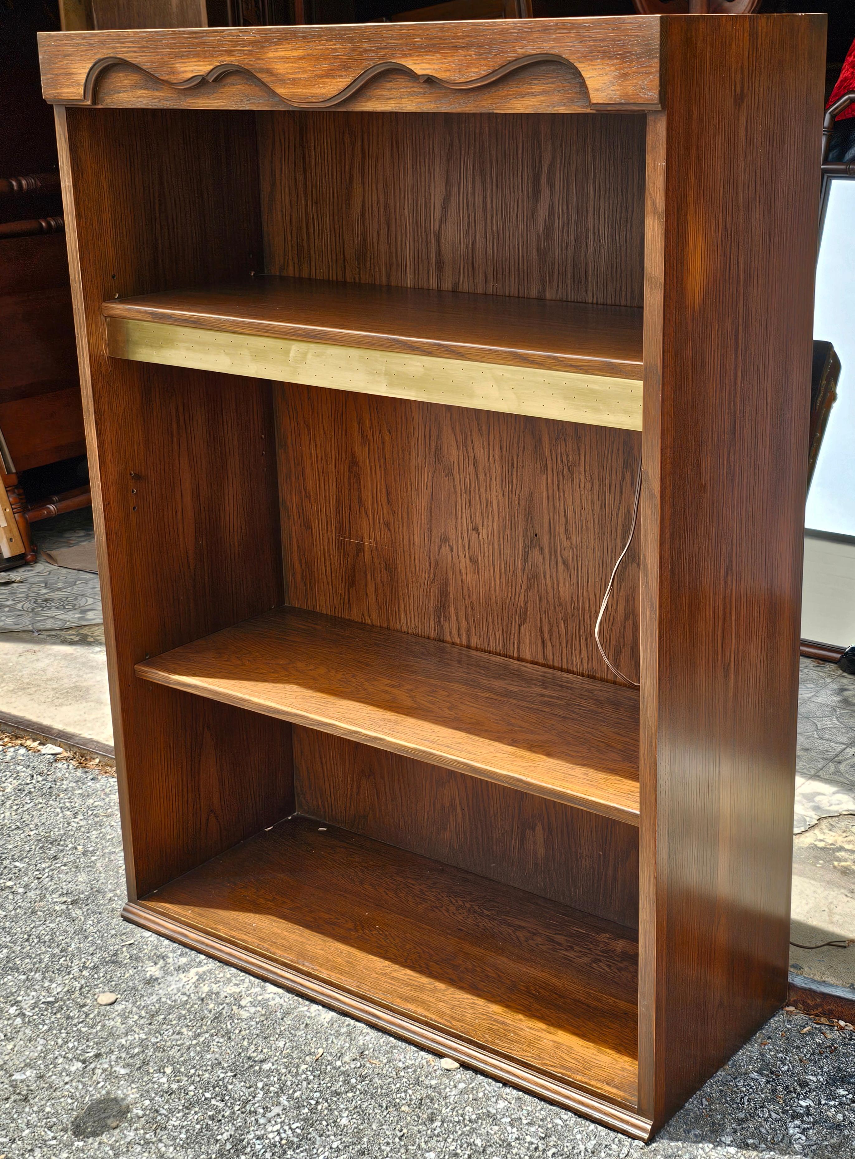 Ottone Libreria nordica di metà secolo in Oak e ottone, coppia in vendita