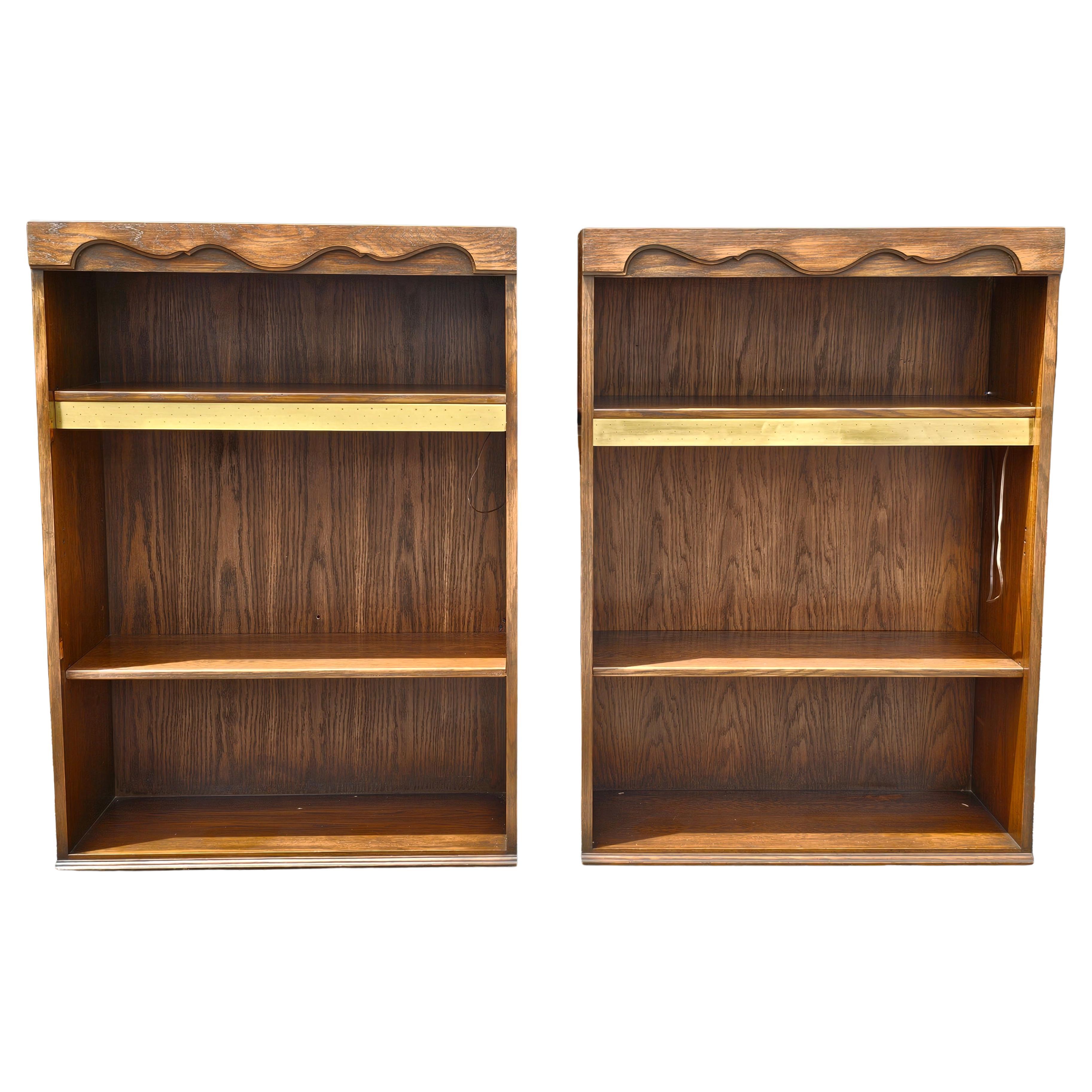 Libreria nordica di metà secolo in Oak e ottone, coppia